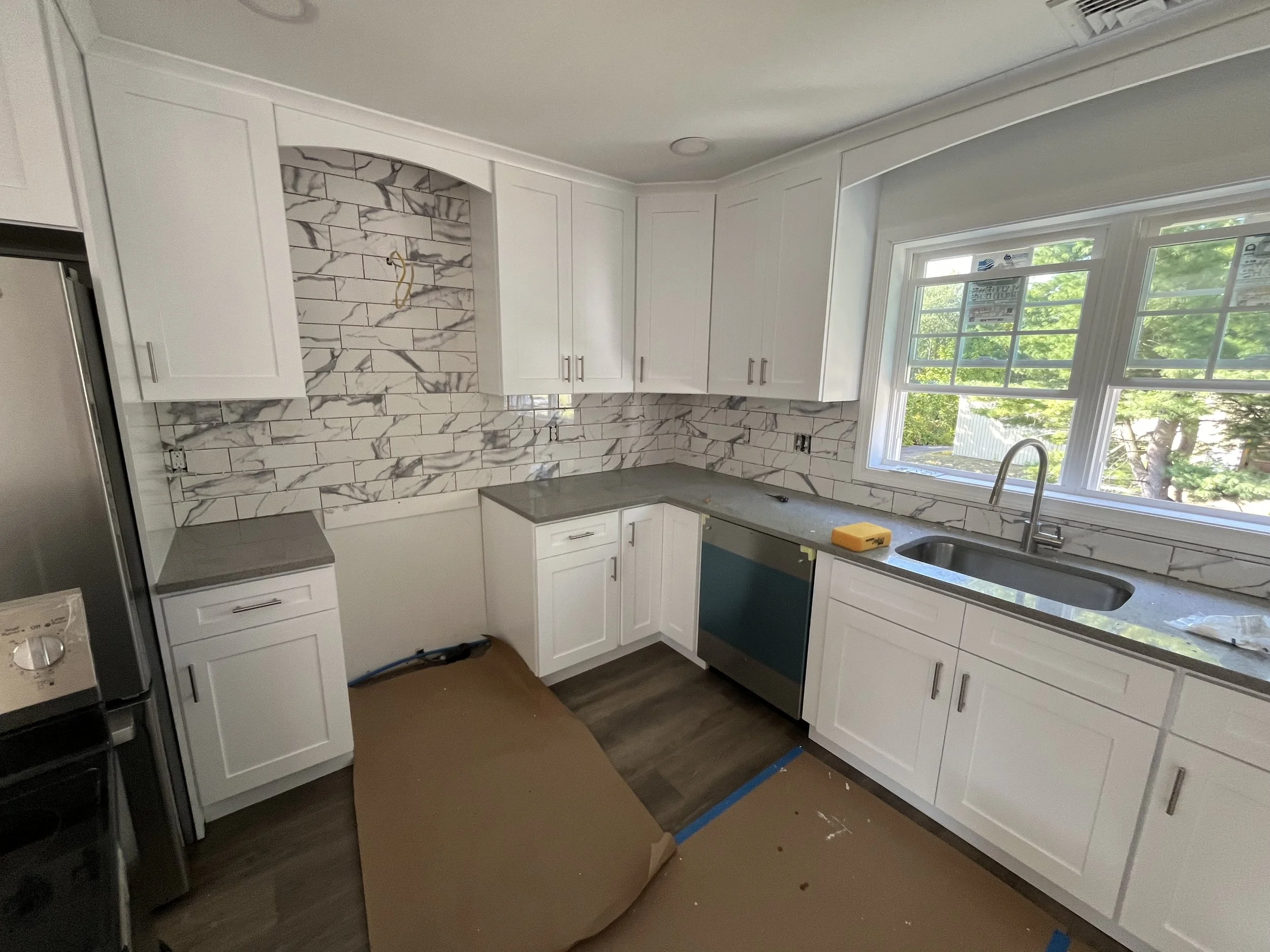 Kitchen with Regent Statuario backsplash