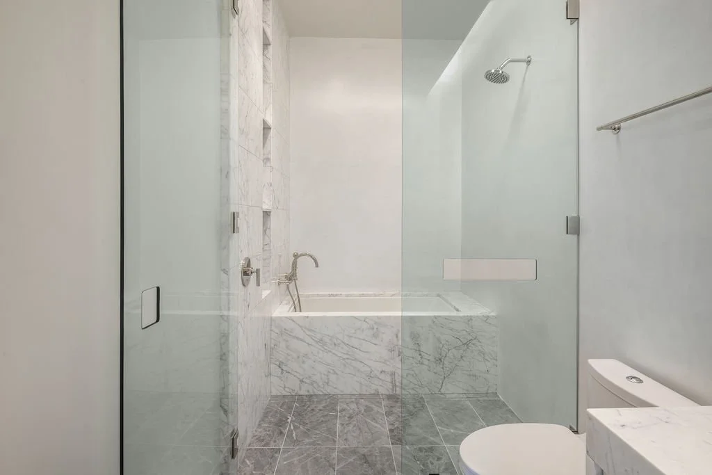 755MainFloorBathroomShower_Tub.jpg