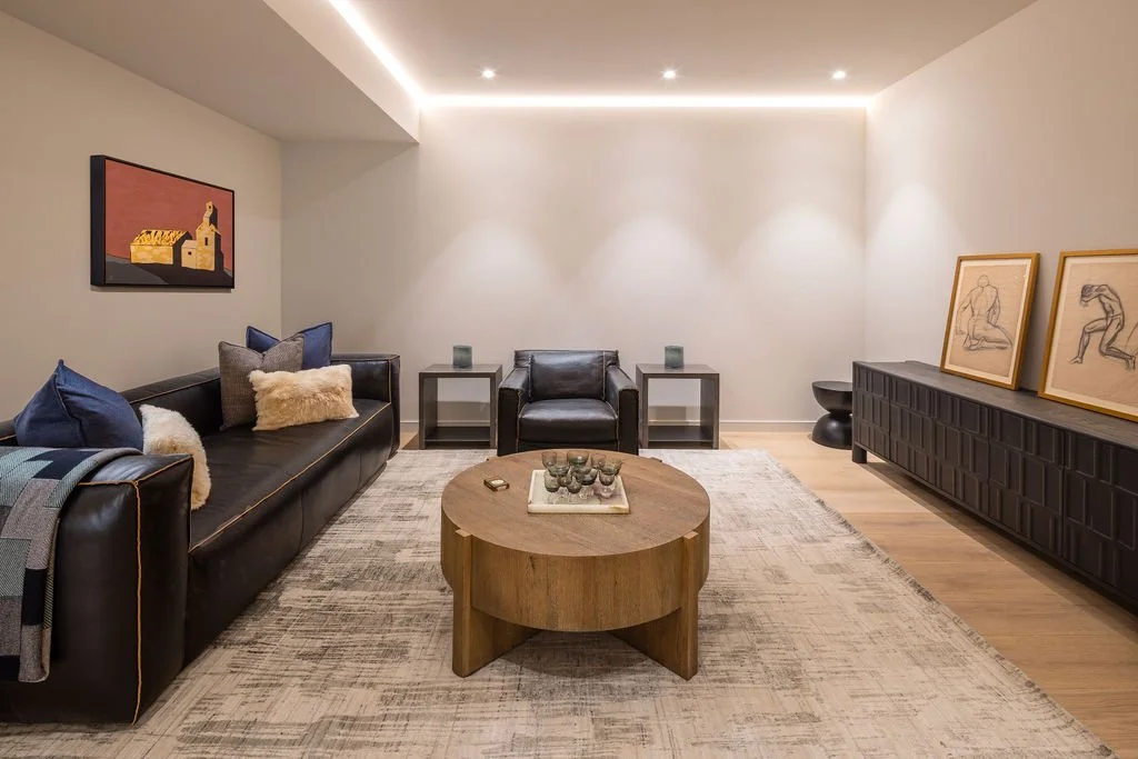 765LowerLevelLivingRoom(Keepthewindowsbrightandairy)-2.jpg