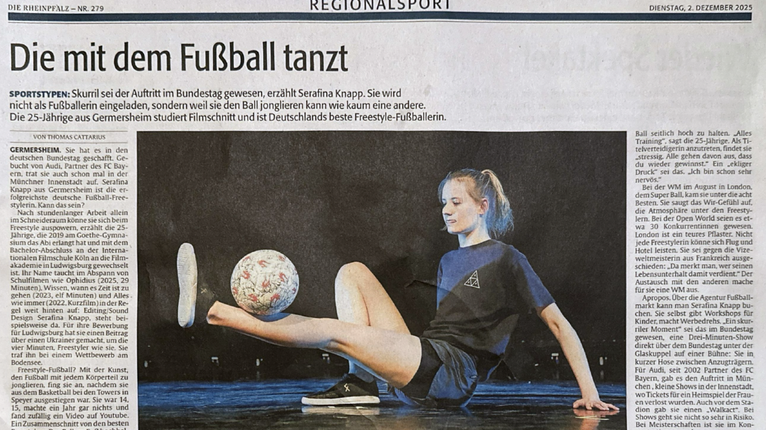 Junge Frau beim Freestyle-Fußball, balanciert den Fußball auf ihrem Schienbein, auf einer Bühne vor einem schwarzen Hintergrund. Rheinpfalz Zeitungsartikel über Serafina Knapp.