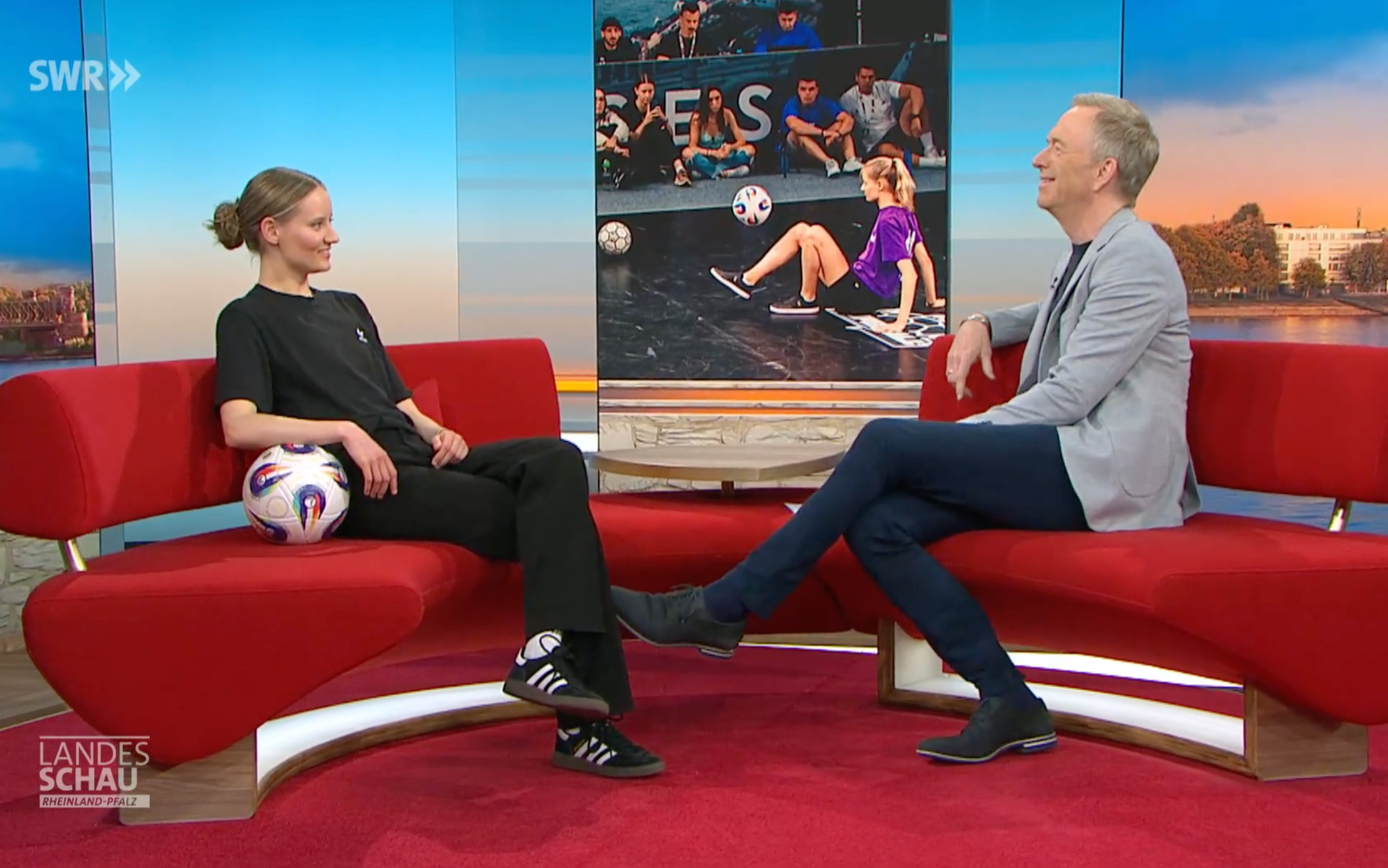 Serafina Knapp Zugast bei der SWR Landesschau Rheinlandpfalz. Im Fernsehinterview mit Moderator Martin Seidler.