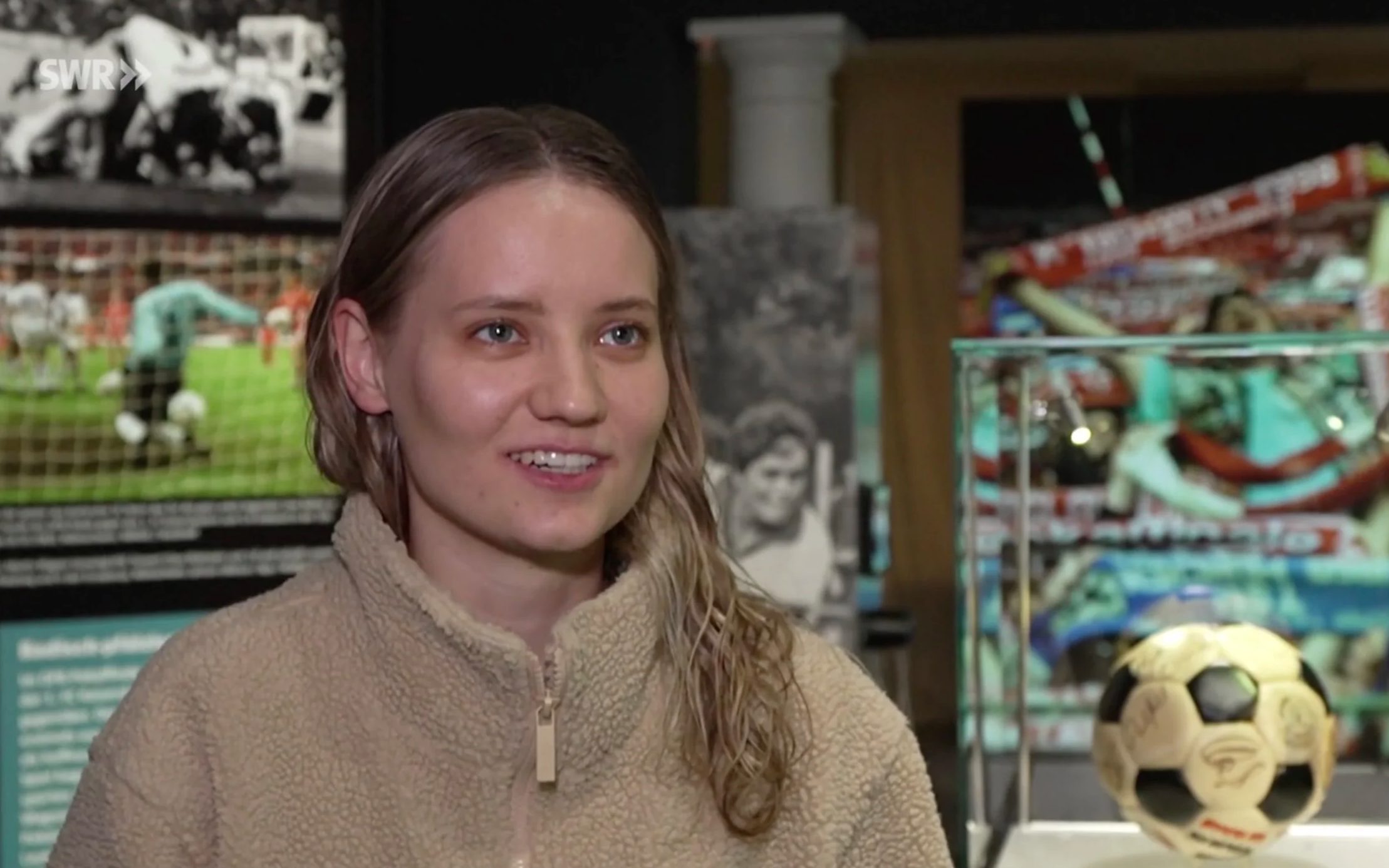 Serafina Knapp wird für einen SWR-Beitrag im Historischen Museum der Pfalz in Speyer interviewt.