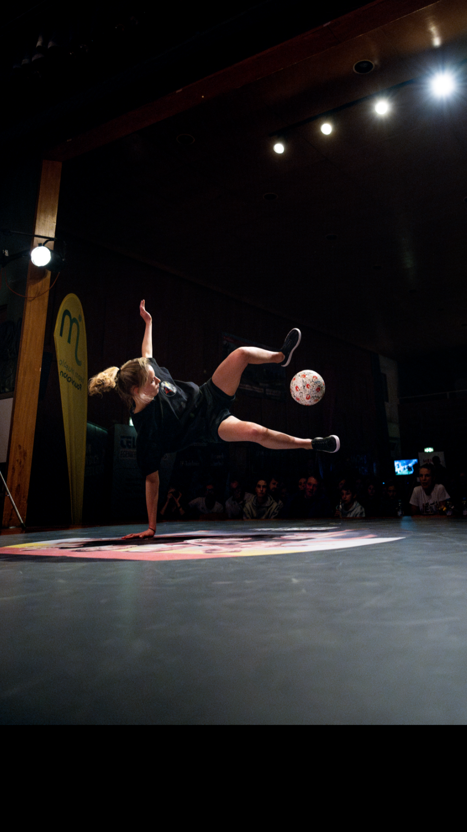 Spektakuläre Freestyle-Fußball-Transition auf der Bühne der Deutschen Freestyle Fußball Meisterschaft (GFFC24) 2024 in Walldürn.
