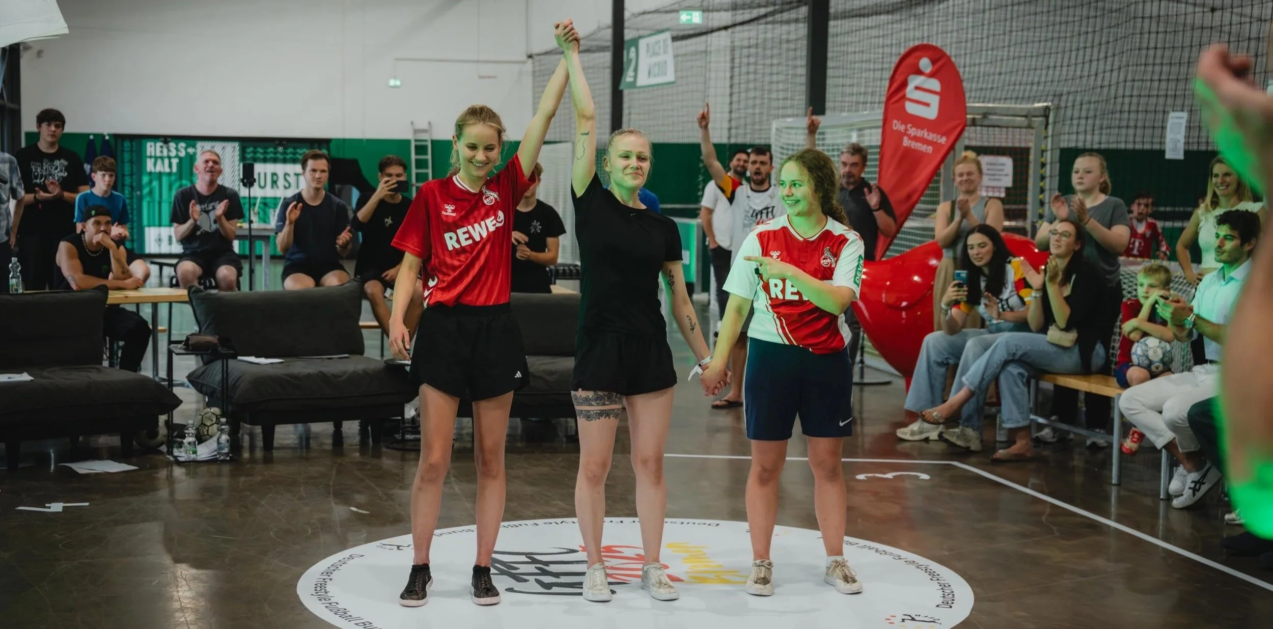 Die Bekanntgabe der Deutschen Meisterin im Freestyle Fußball 2025 in Bremen.
Serafina Knapp kann sich zum 5. mal in Folge den Deutsche-Meisterschaft-Titel sichern.