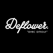 Texte noir sur fond noir : 'Deflower' en cursive et 'avec amour' en petite écriture.