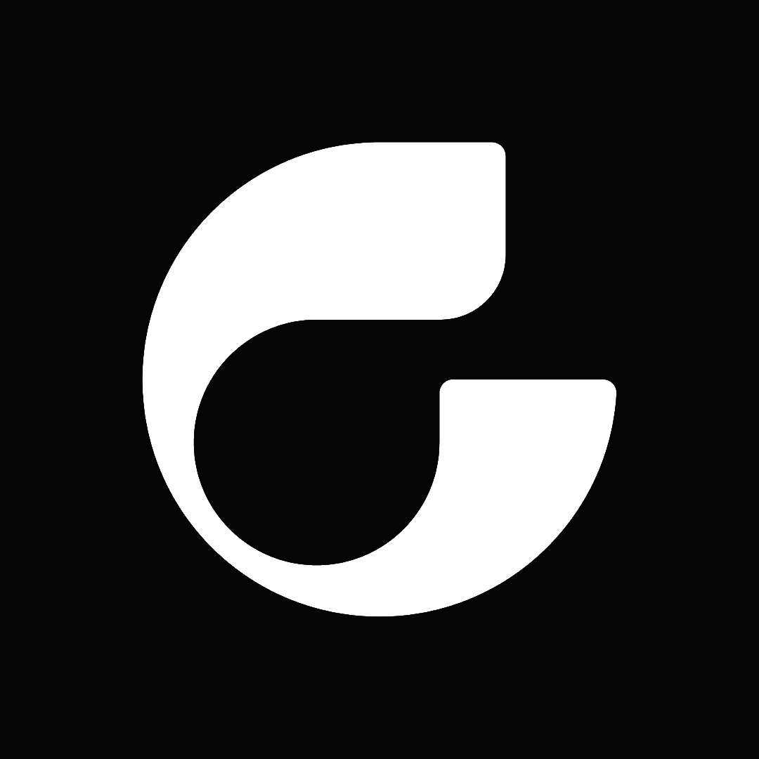 Logo stylisé en forme de cercle avec une moitié blanche et une moitié noire sur fond noir.