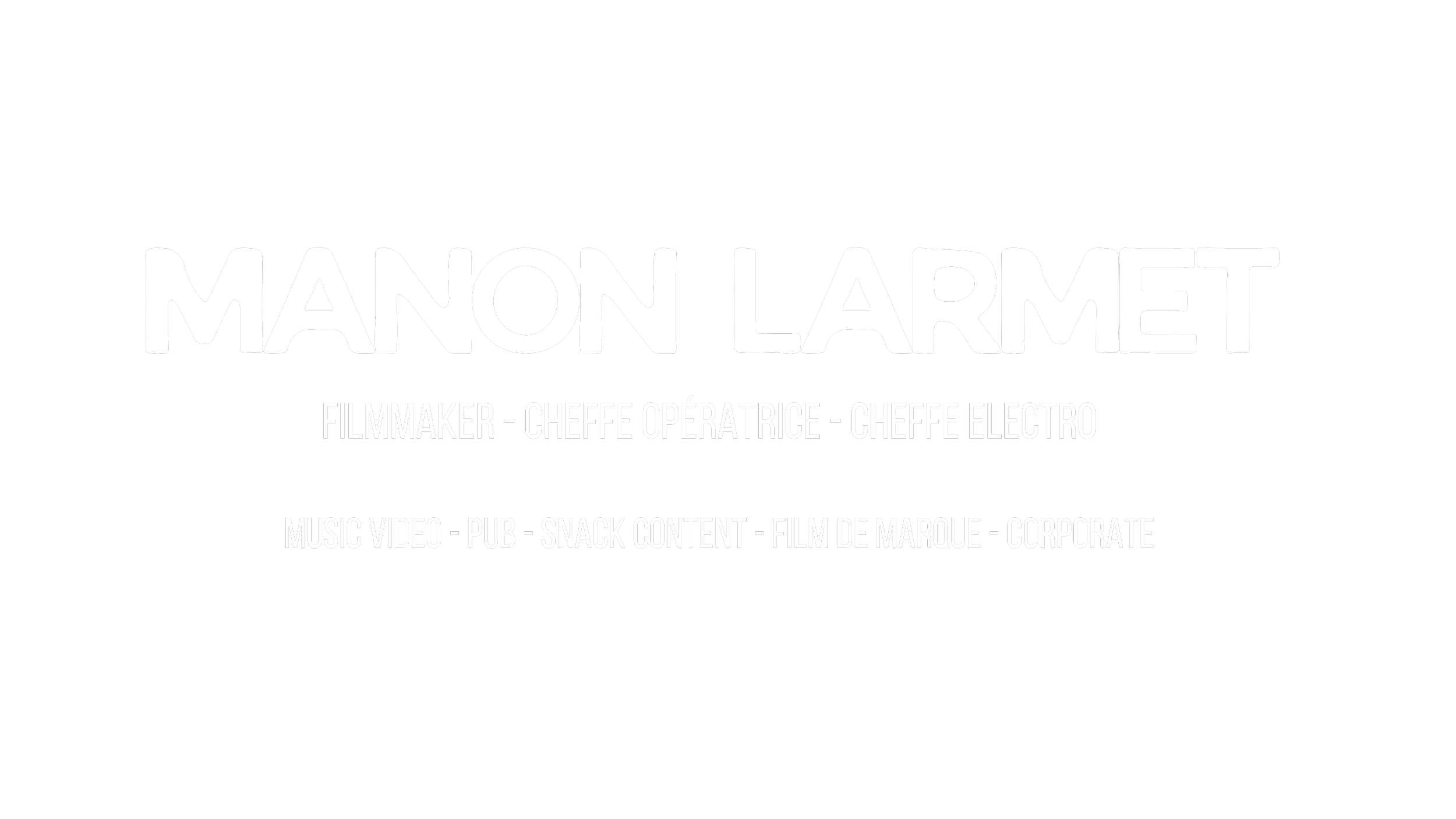 Page de présentation avec le nom Manon Larmet, mentionnant ses rôles comme réalisatrice, cheffe opératrice, cheffe électro, et ses différents domaines d'activité comme musique, vidéo, pub, snack content, film de marque et corporate, sur fond noir avec texte blanc.