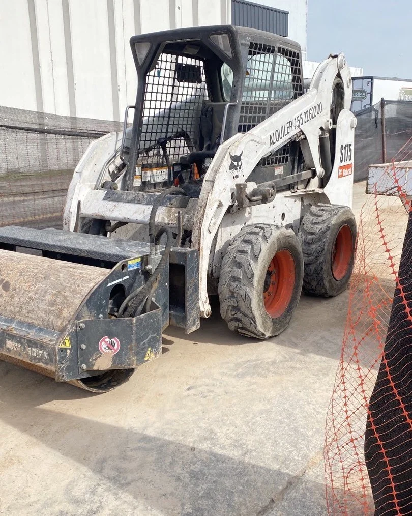 Alquiler de minicargadora + Implementos