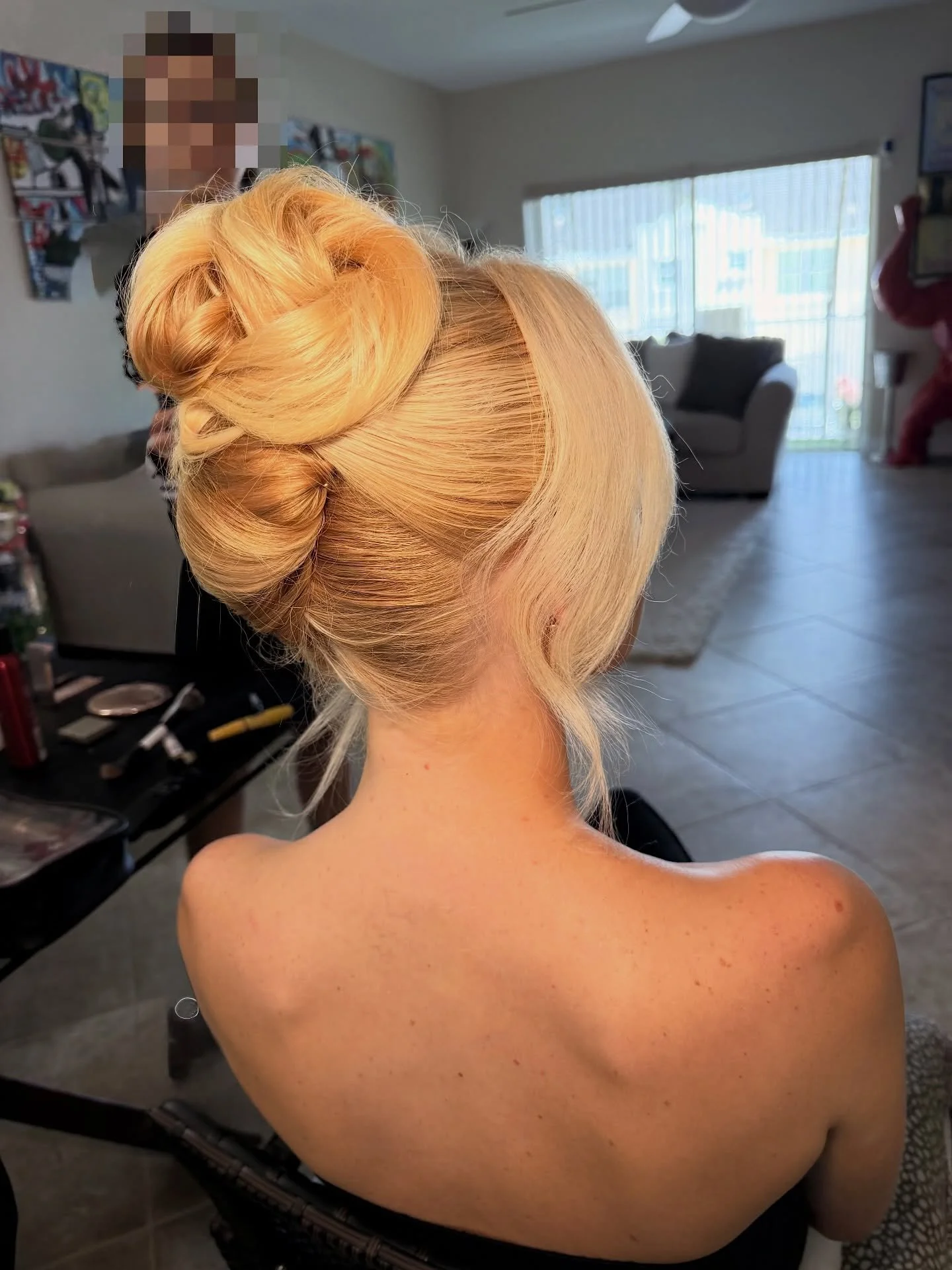 Helloo pretty girl 🤩

- Opting for an elegant look always complements a soft girl moment ! 
. 
.
.
#hair #Glam #Beauty #WeddingShoot