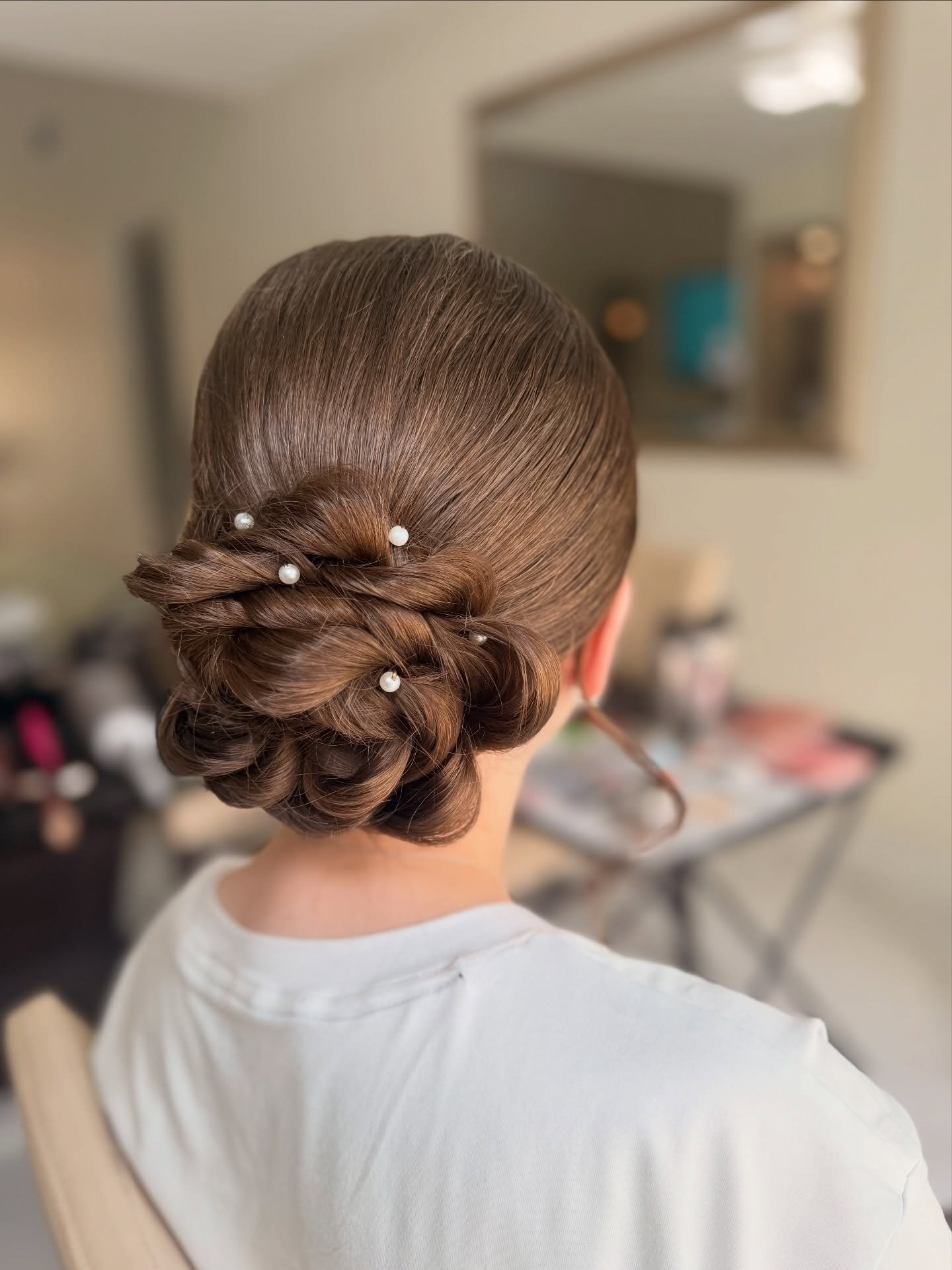 SWIPE➡️
.
.
.
.
.

For a lovely transformation!!! 
Holiday Bridal is is in full effect, whether you&rsquo;re a Guest, Mother, Sister, Aunty, Cousin 🤷🏾&zwj;♀️ you deserve to look and feel your best. 

Book your appointment🤍

#hair #hairstylist #bro