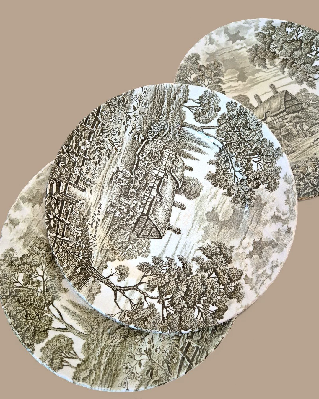 2026-2-075 Сет тарілок Anne Hathaways Cottage_AI_012.jpg