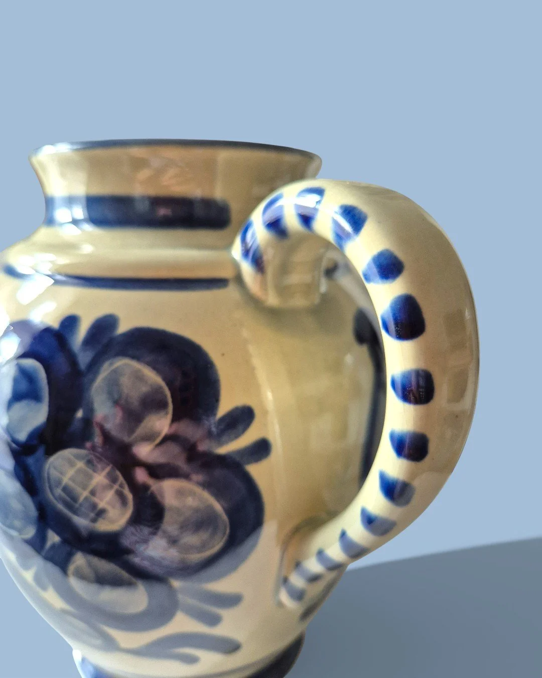 2026-2-082 Глек Синій букет_AI_003.jpg