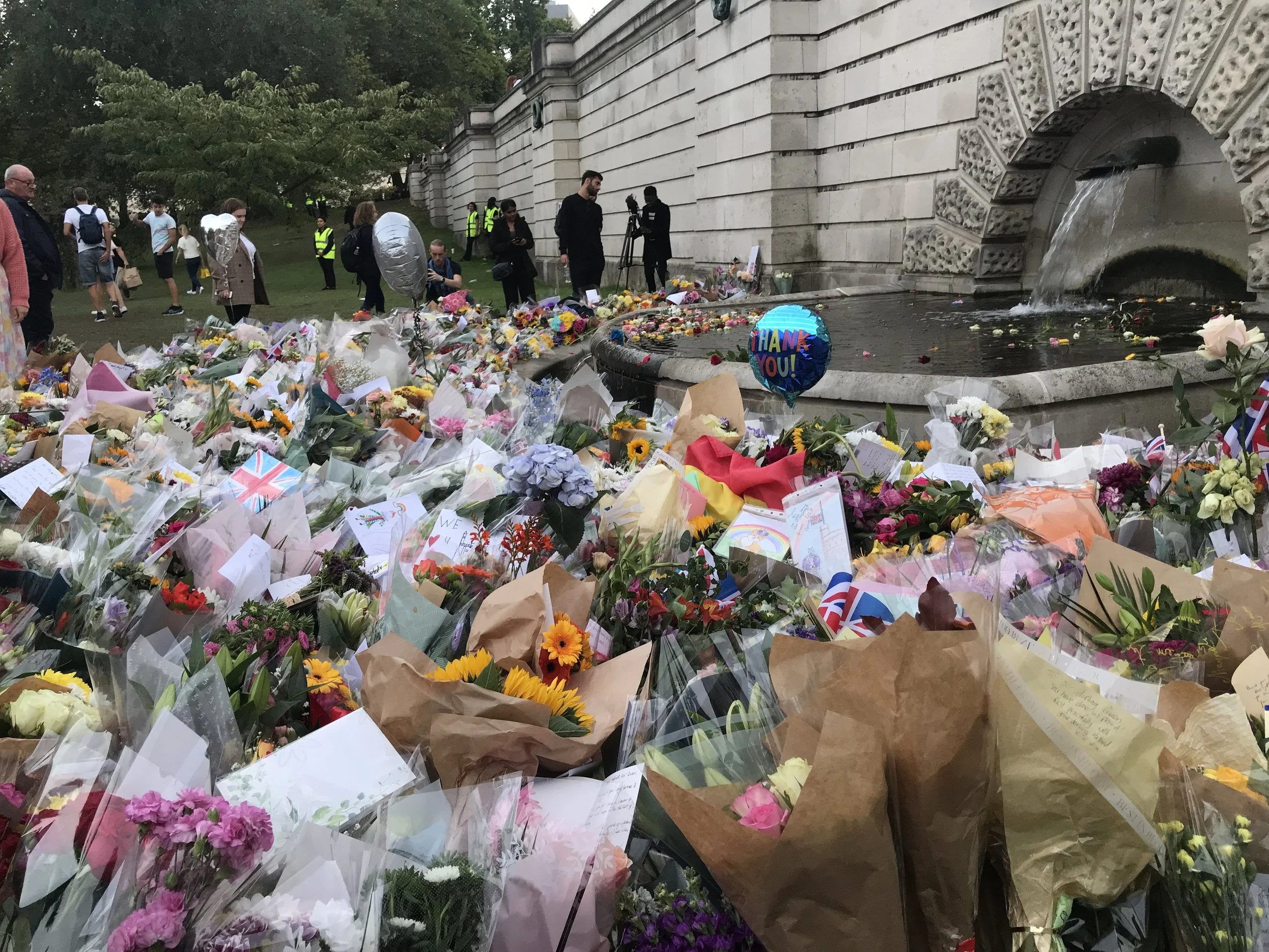 People pay respects to the Queen, 2022