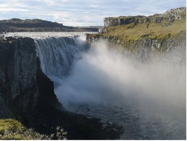Cascada grande en un parque natural con agua cayendo desde altos acantilados.