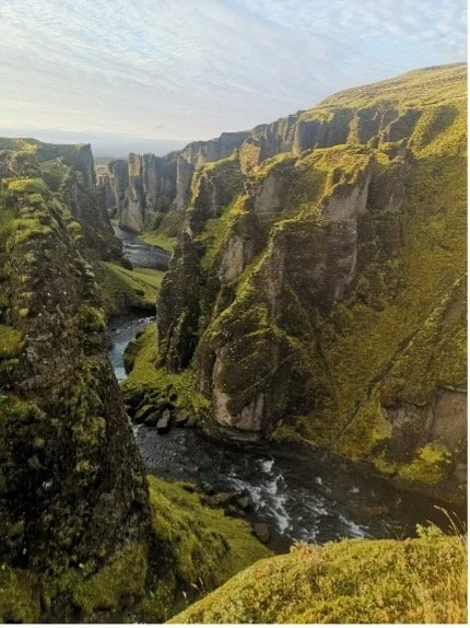 Cañón con río y muros de roca cubiertos de musgo y vegetación