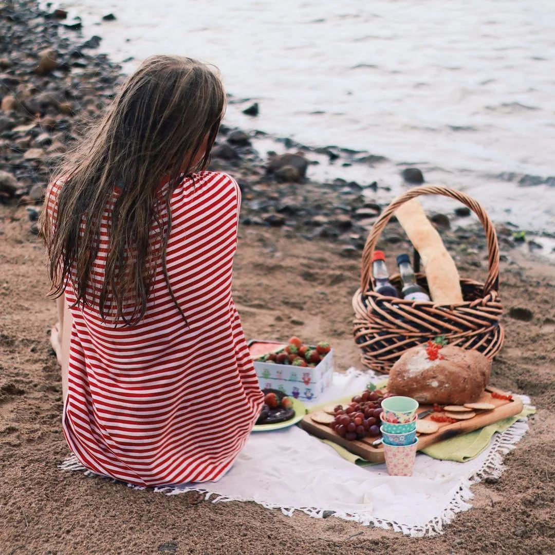 Nyter en koselig piknik ved strandkanten like ved bobilcampen!
//Enjoying a cozy picnic at the beach near by the camp