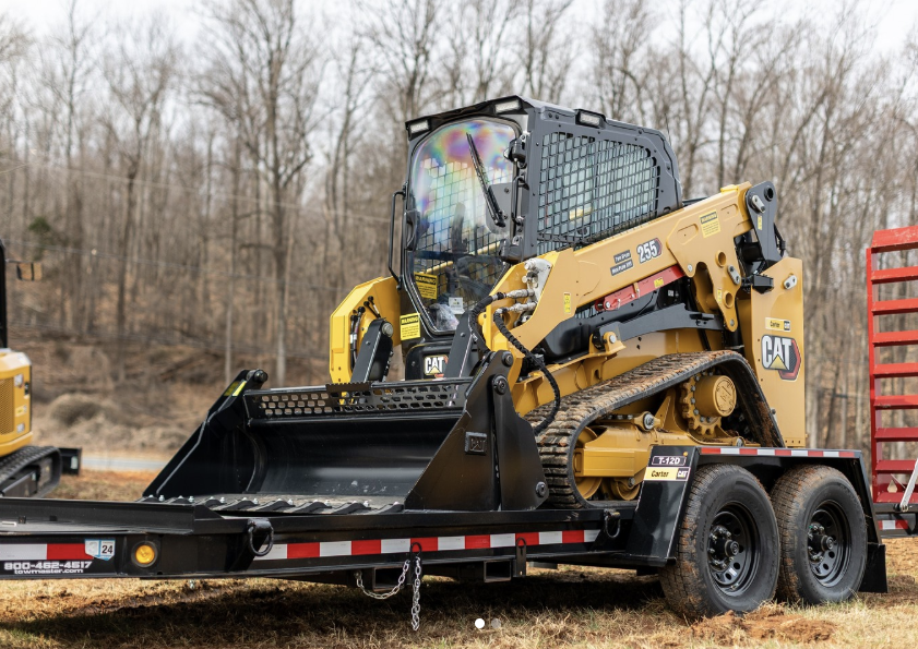 Caterpillar 255 with bucket on trailer
