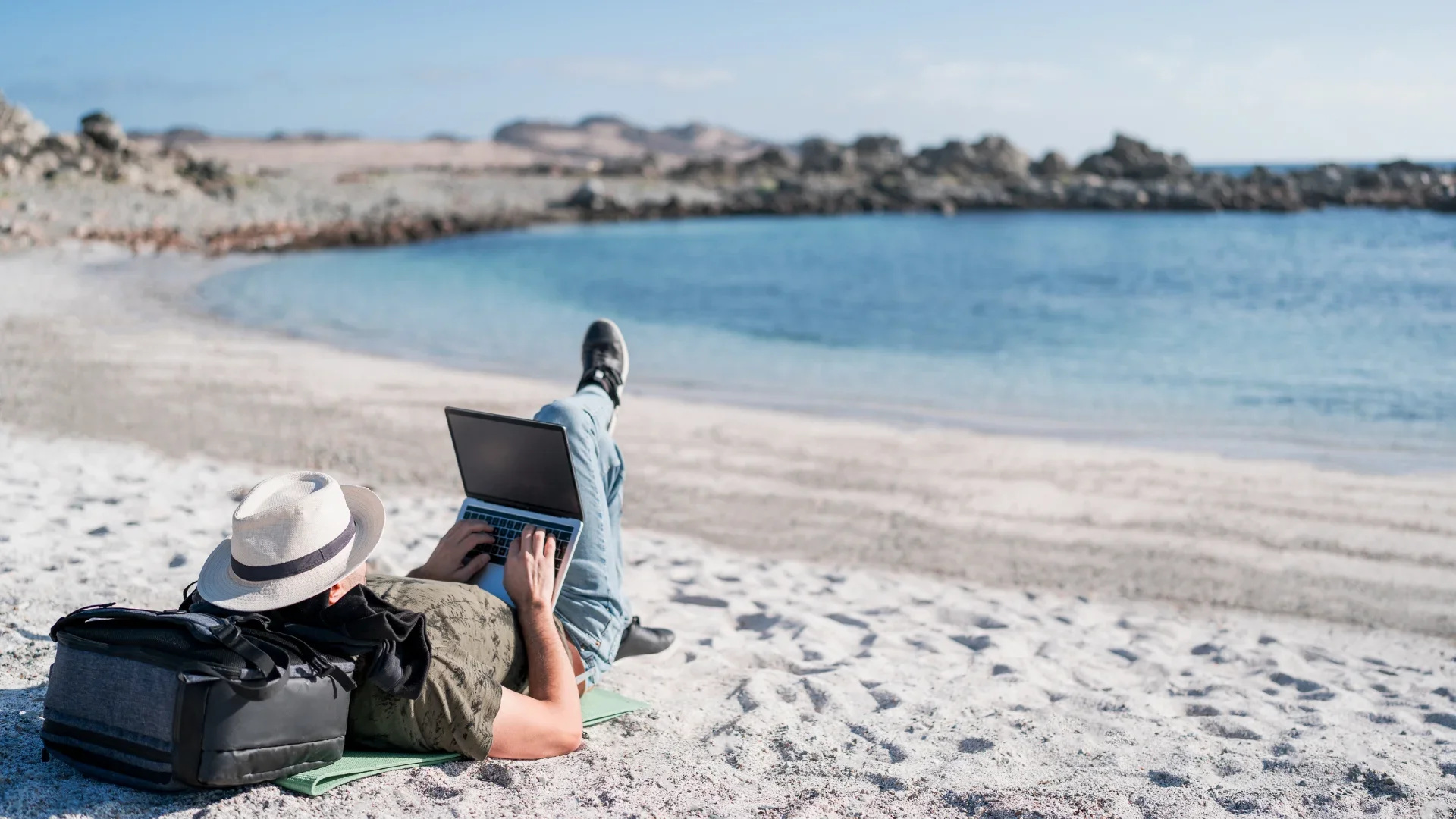 Digital Nomad Lifestyle Pros &amp; Cons (2026 Guide)