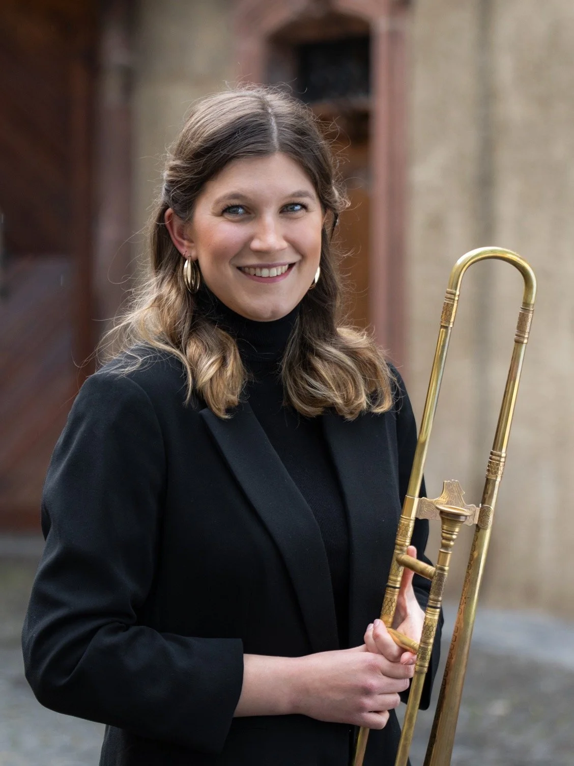Emily Saville spielt historische Posaune