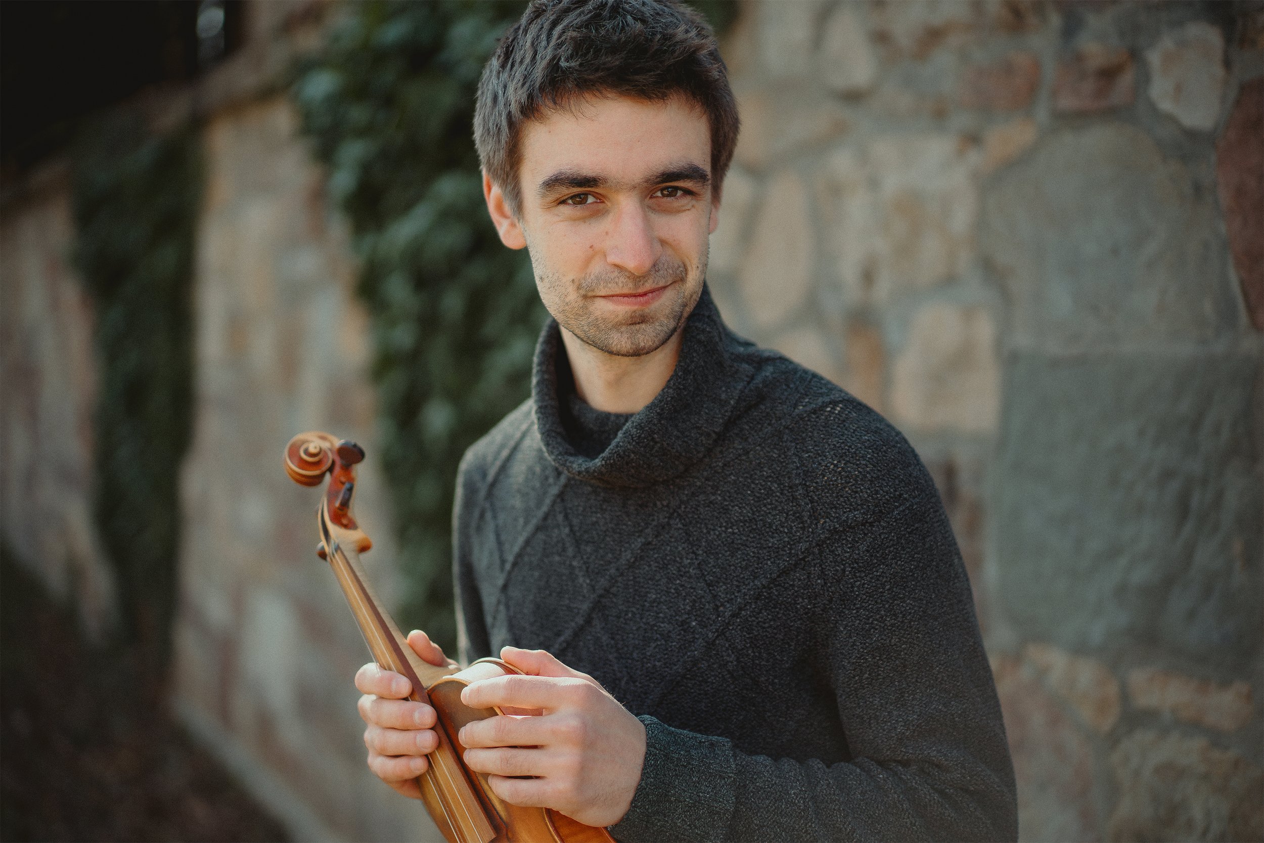 Mischa Dobruschkin spielt historische Geigen