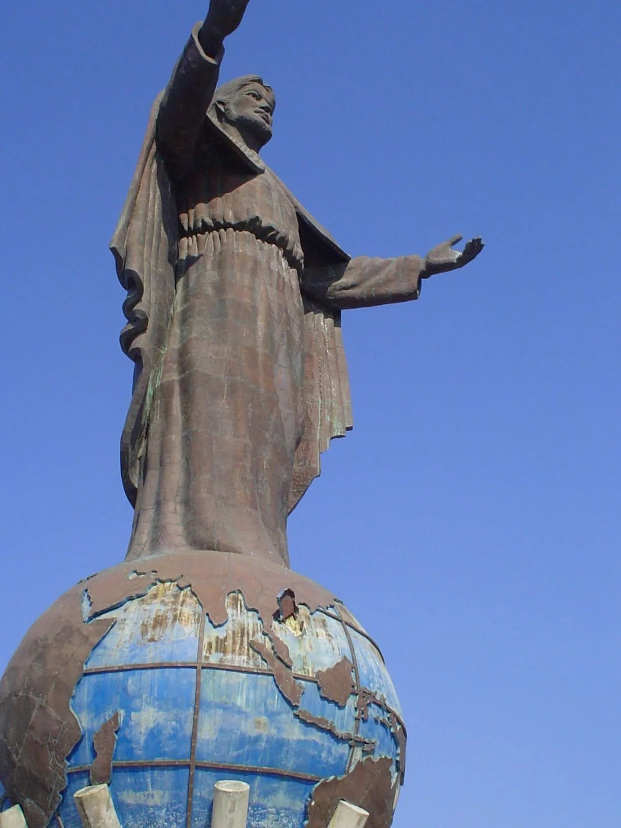 A close up on the statue.