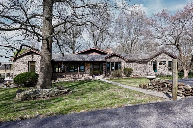 Come stay in our beautiful country home with plenty of room to relax and enjoy the beautiful countryside and hopefully spot our famous white squirrels!