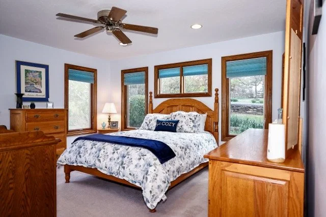 A cozy bedroom in the White Squirrel Lodge 