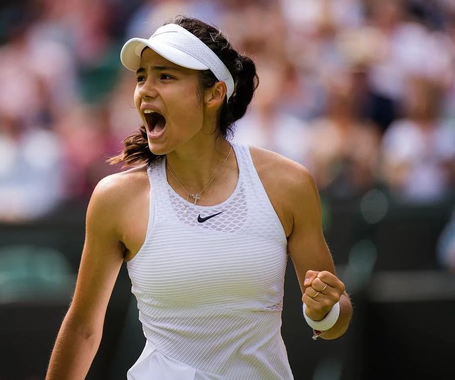 Emma_Raducanu_-_2021_Wimbledon_Championships_Day_6_-DSC_6374_xgaplus.jpg