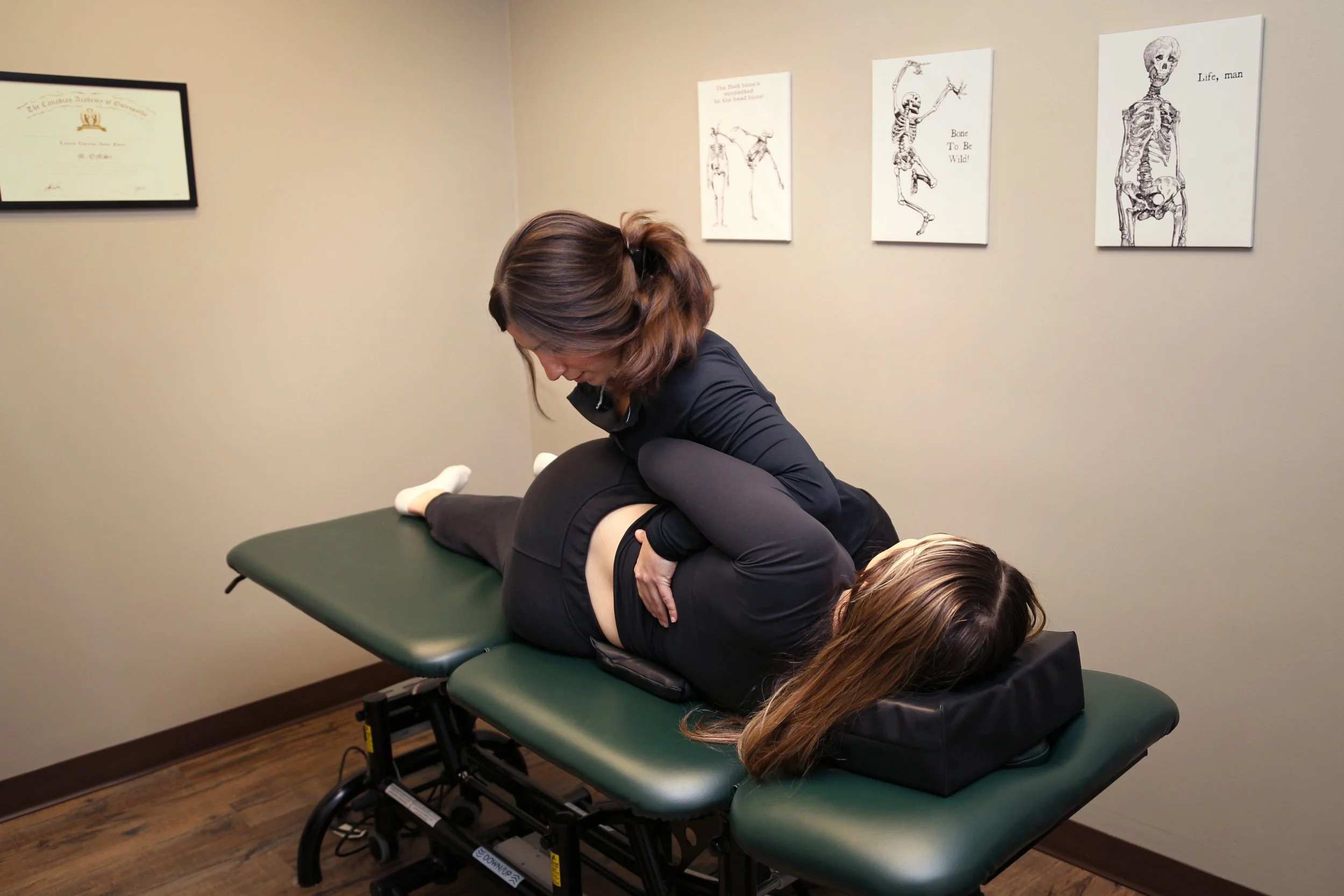 osteopath performing on a client on a table in Lasalle and windsor Essex ontario