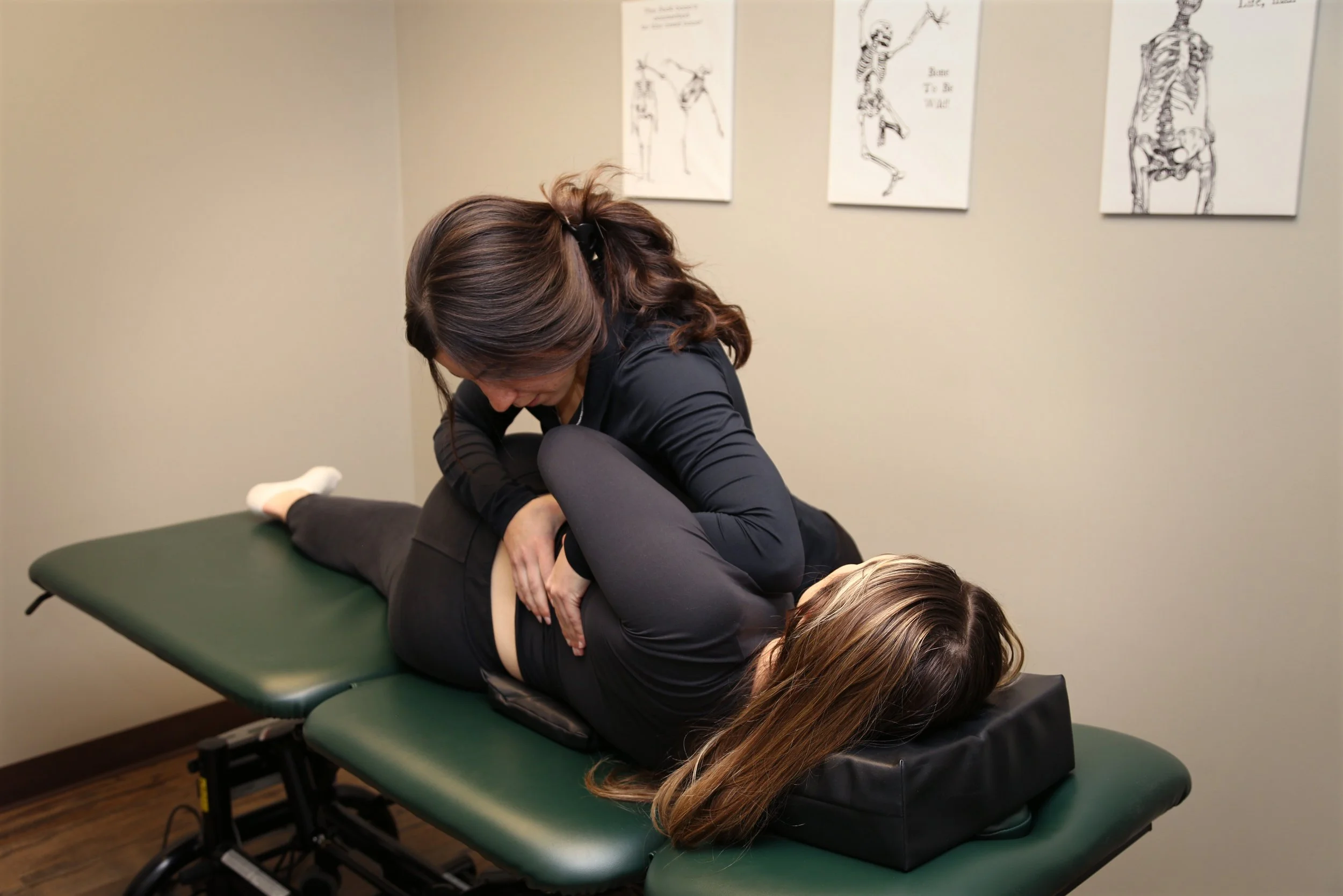 woman doing an osteopathy treatment in Lasalle and windsor Essex, ontario Canada. gentle holistic, osteopathy