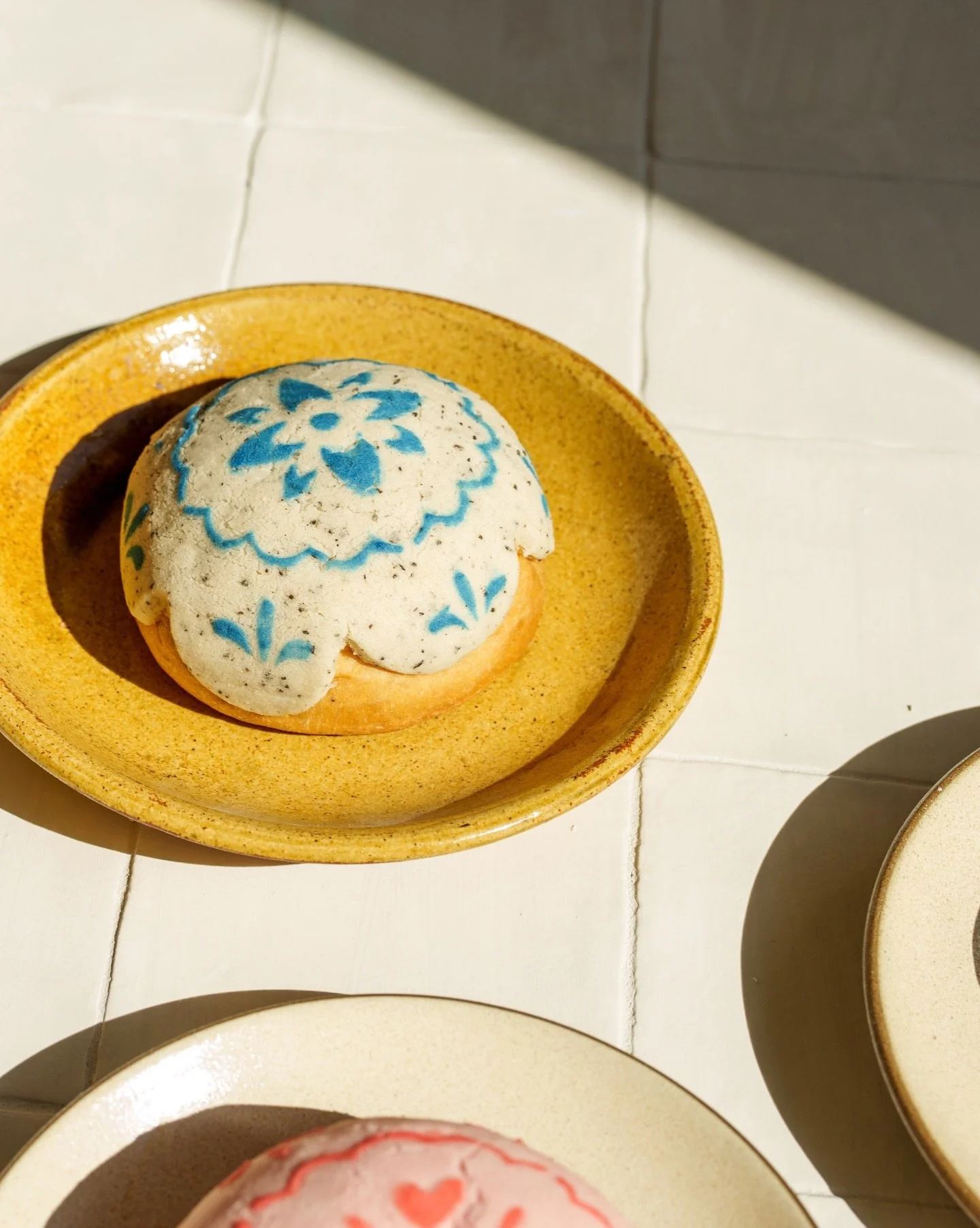 Your morning caffeine fix, but in pan dulce form ☀️💙
 
Preorder these caf&eacute; de olla conchas for pick up at our April 4th pop up with @alpastorpapi415 !! 
&bull;
&bull;
#Amidulce #PanDulce #BayAreaEats #MexicanBakery #sanfranciscofood