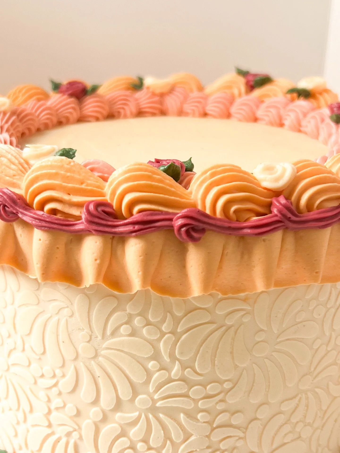 Vintage cake pero let&rsquo;s add some ✨Talavera patterns✨
&bull;
&bull;
#AmidulceBakes #MexicanCake #BayAreaBaker #LatinaOwnedBusiness #VintageCakeStyle