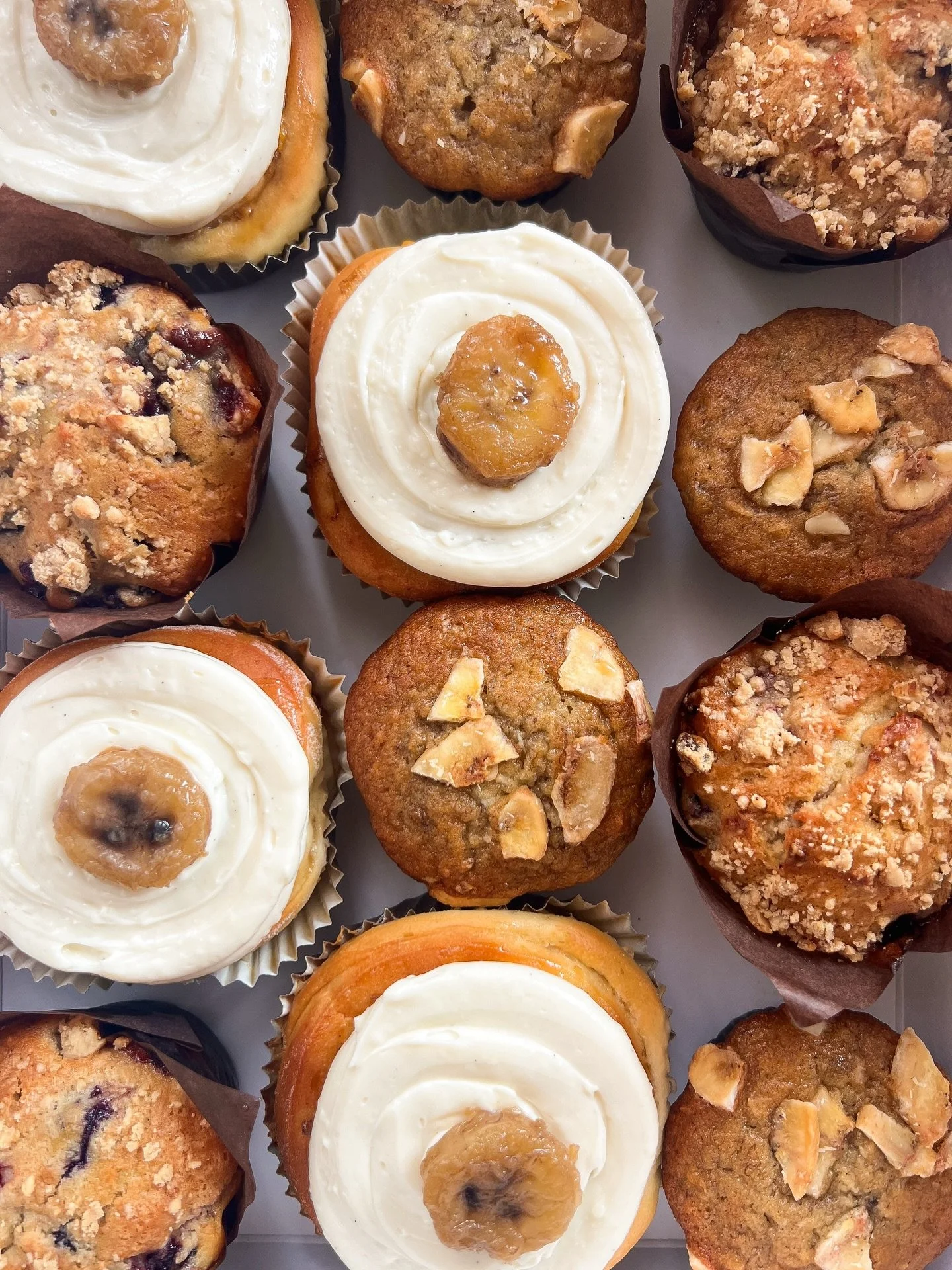 Morning meetings would definitelyyy hit different if these were on the table&hellip; with a cafecito in hand ☕️ 

Just saying 😌

🥜🍓Mazap&aacute;n Berry Muffin
🍌🥥Banana Muffin with toasted coconut and almonds
🍌🌀Plantain Cinnamon Rolls