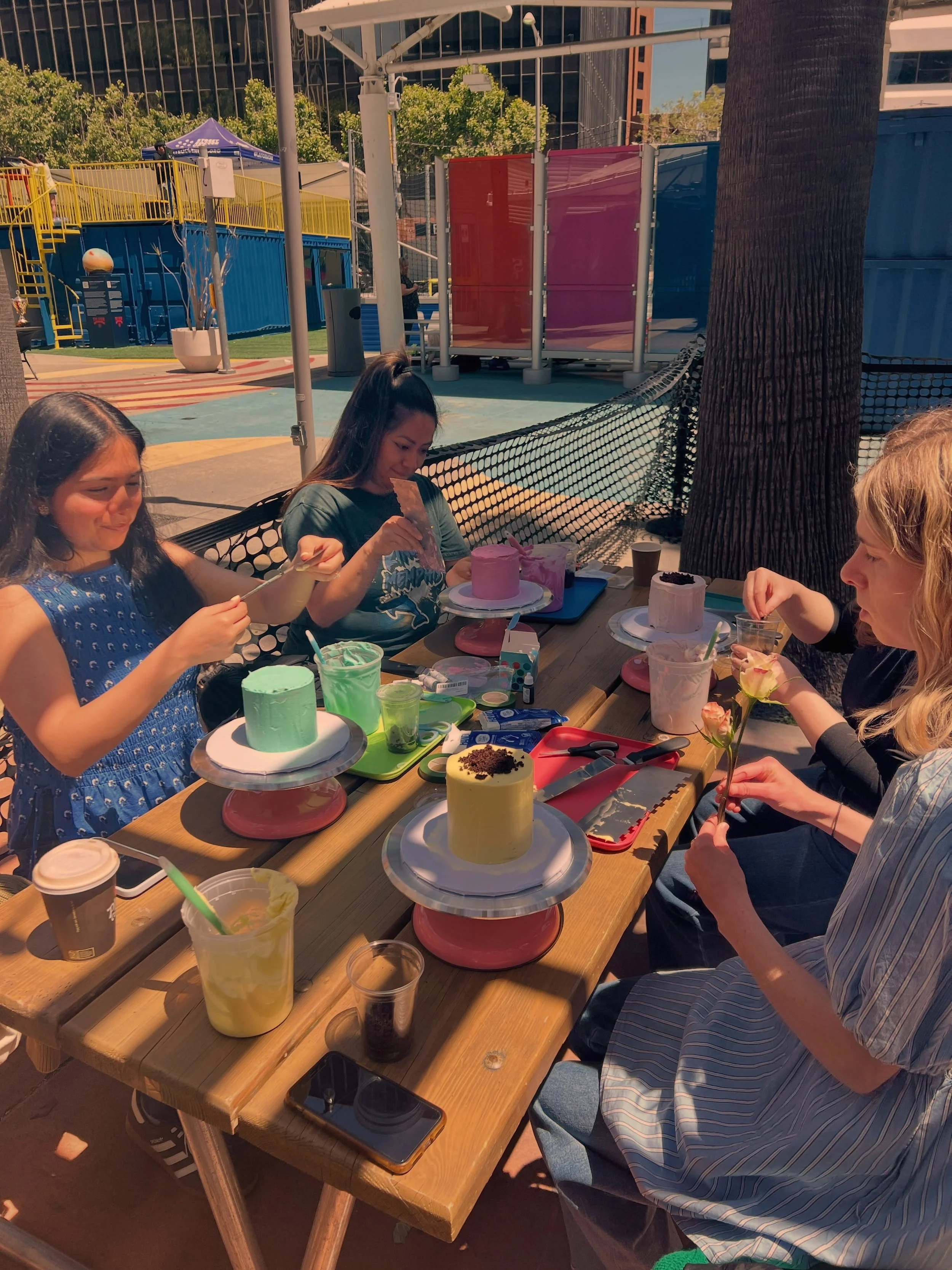 Our first cake decorating class! Thank you to everyone who joined and decorated with us. Thank you to @eastcutcrossing and Envy for making this happen. Can&rsquo;t wait to come back again 

#amidulce #cakedecoration #cakeartist #cakedesign #artist