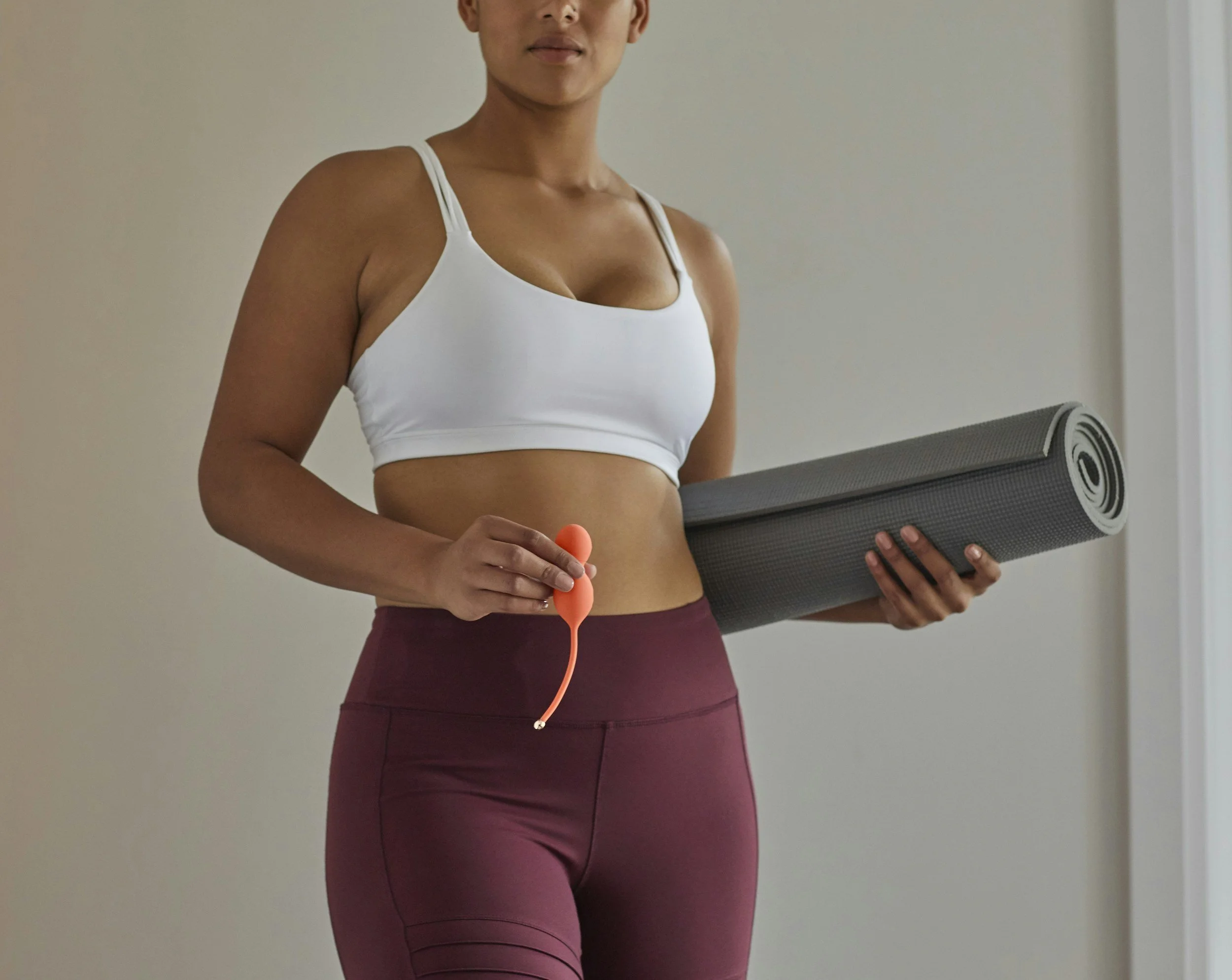 Kvinne med yogamatte og vaginakule – illustrasjon av bekkenledd-smerter og bekkenbunn
