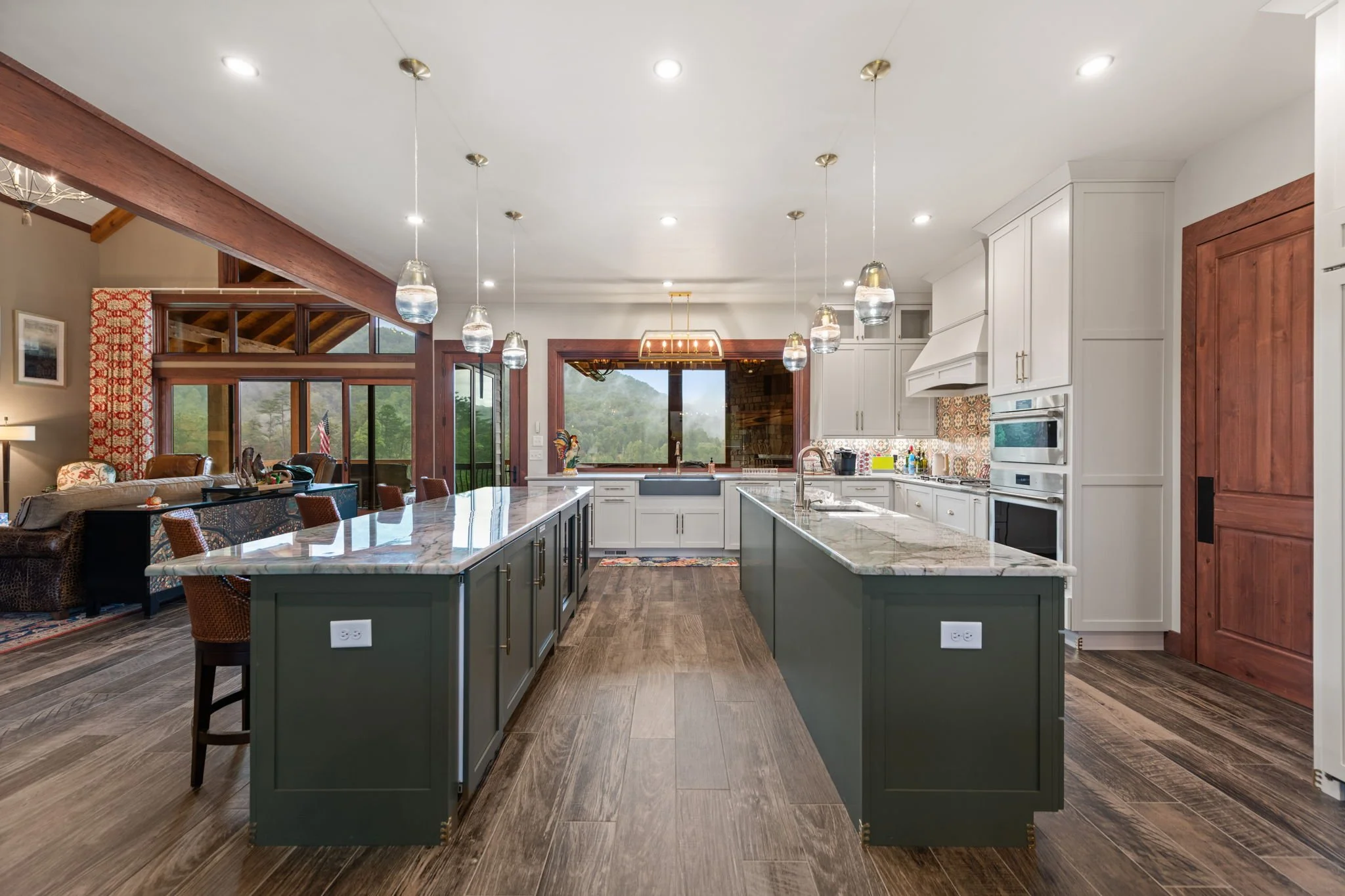 Spacious and functional kitchen 