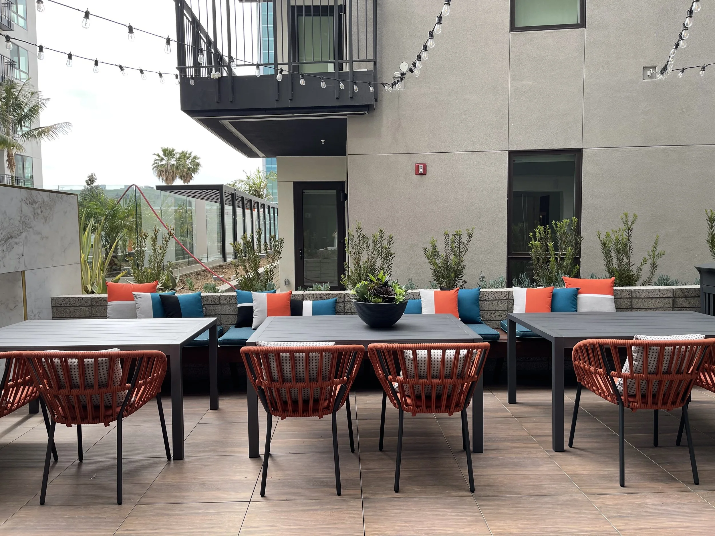 PAC STUDIO_Wallace-on-Sunset-Luxury Apartments-Outdoor Amenities_Colorful Furniture_ 01