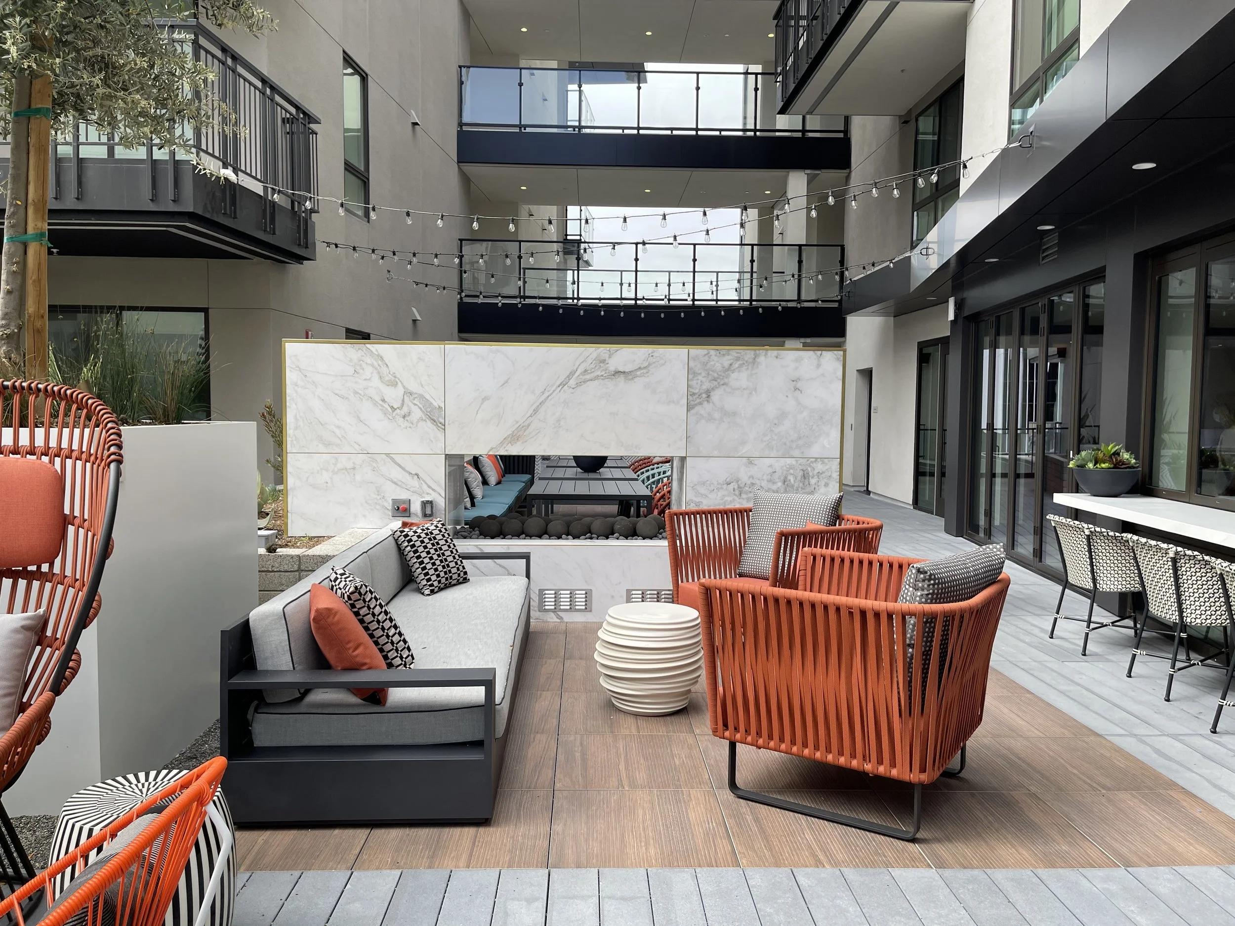 PAC STUDIO_Wallace-on-Sunset-Luxury Apartments-Outdoor Amenities_Colorful Furniture_ 03