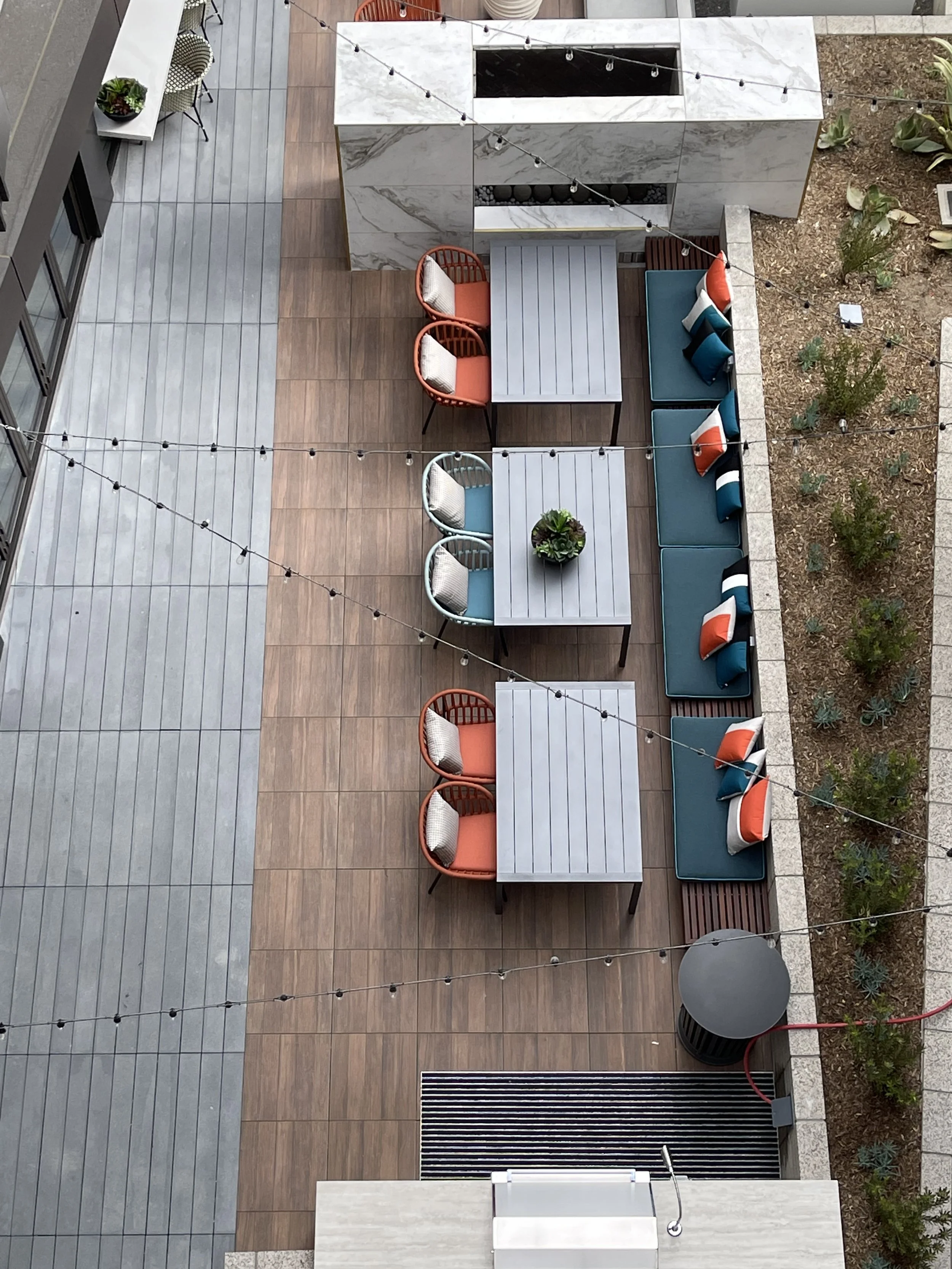 PAC STUDIO_Wallace-on-Sunset-Luxury Apartments-Outdoor Amenities_Colorful Furniture_ 07