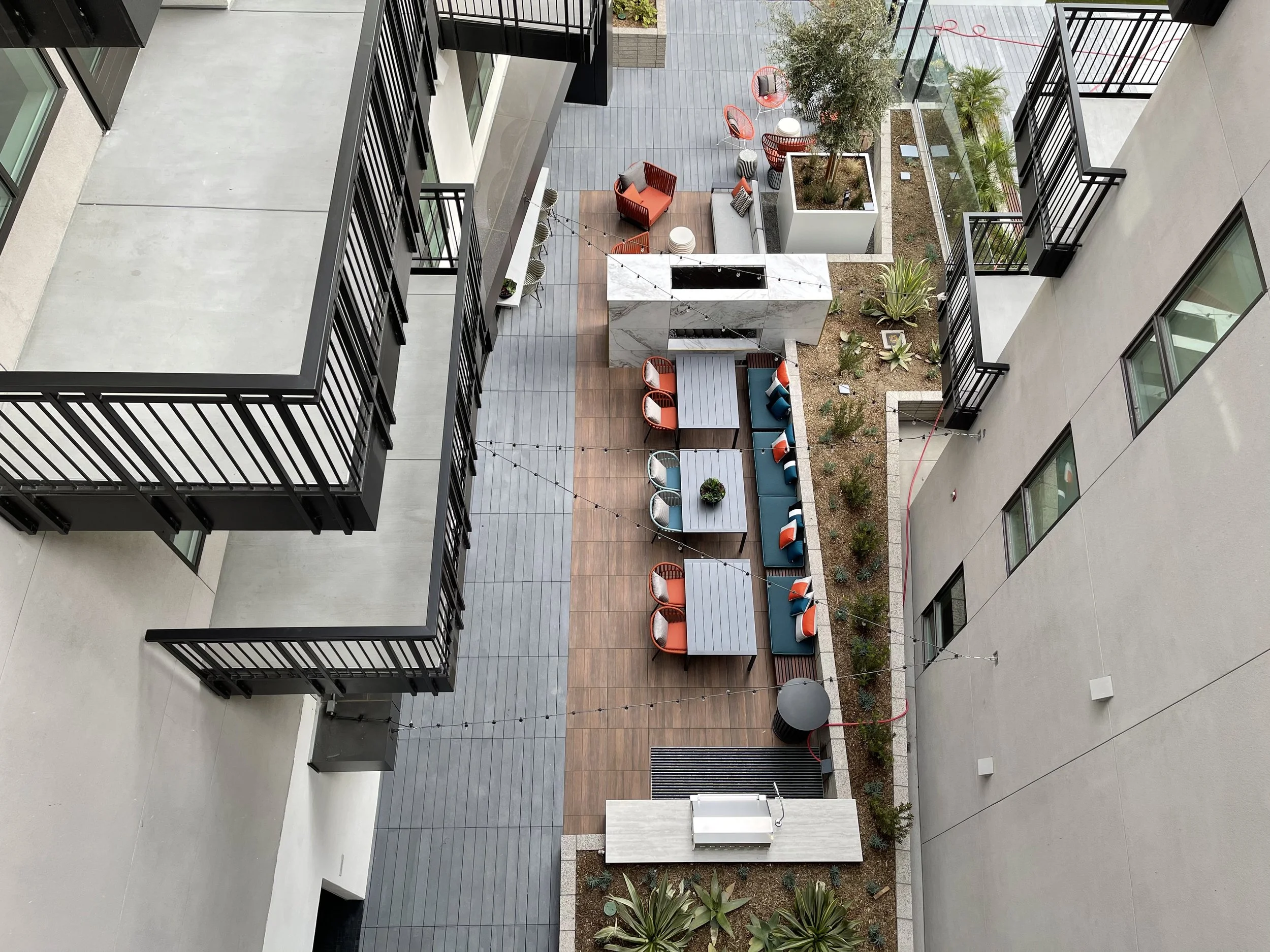 PAC STUDIO_Wallace-on-Sunset-Luxury Apartments-Outdoor Amenities_Colorful Furniture_ 06