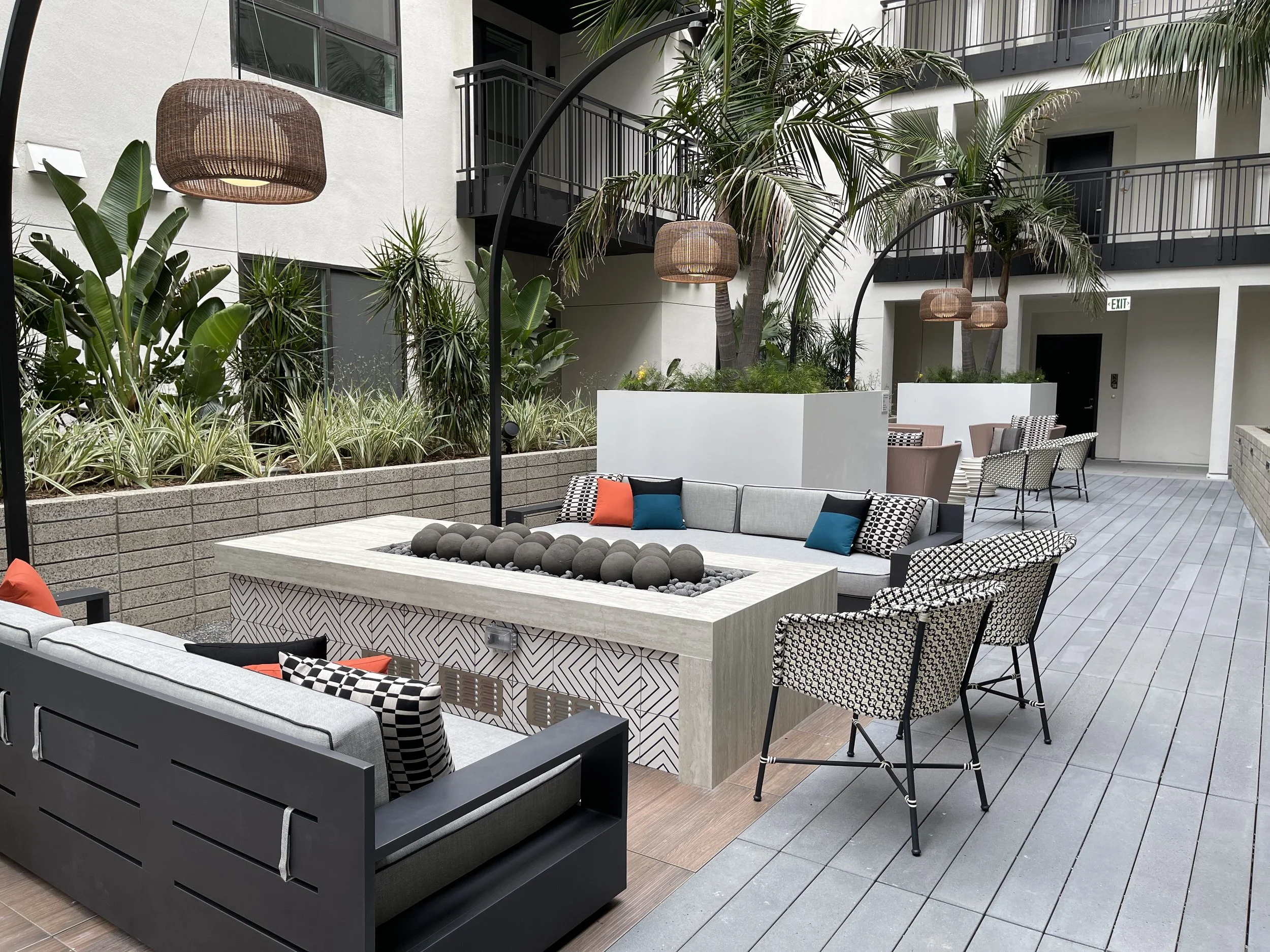 PAC STUDIO_Wallace-on-Sunset-Luxury Apartments-Outdoor Amenities_Colorful Furniture_ 04