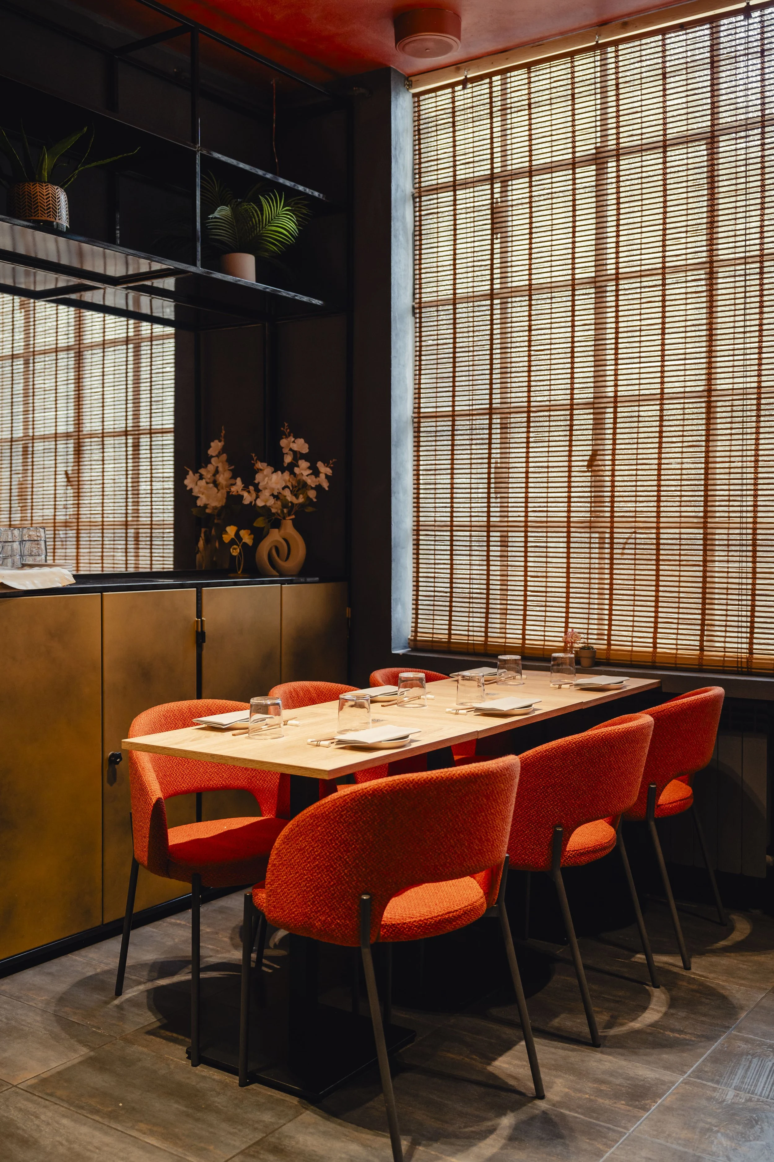 Un'izakaya giapponese con atmosfera rilassata e informale