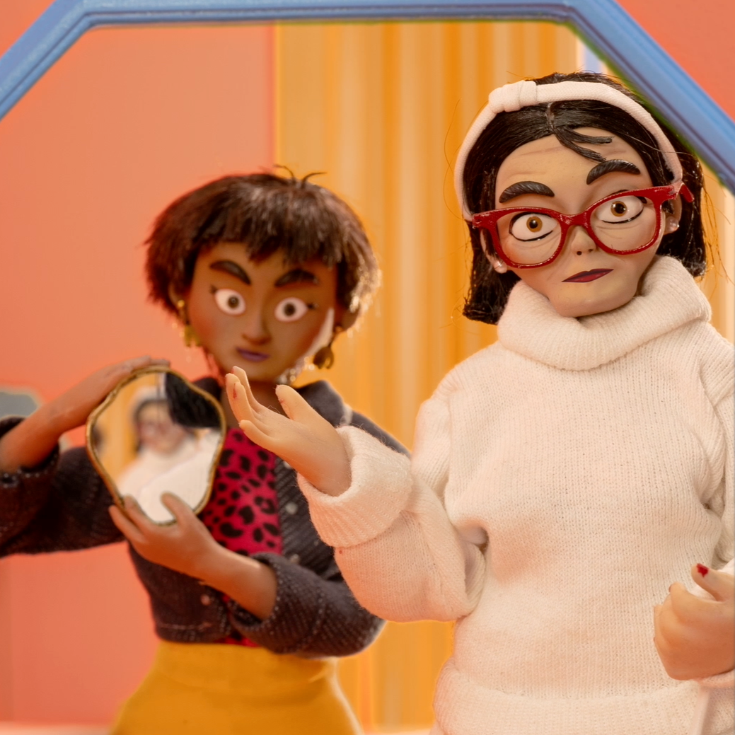 WOMEN WEARING SHOULDER PADS