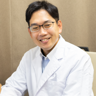 白衣を着た男性の笑顔のポートレート