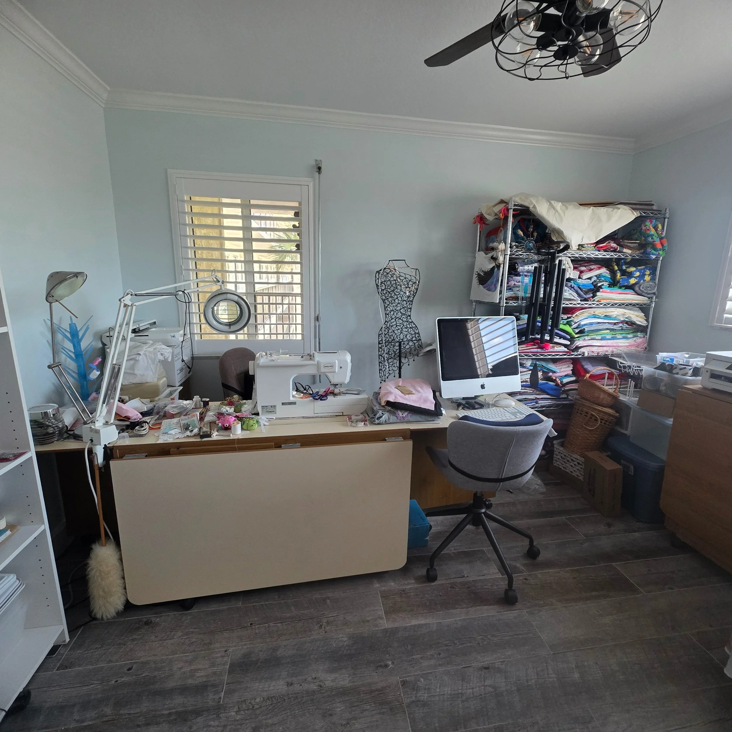 A full craft room glow-up&hellip; 🤍✨

From cluttered catch-all to a functional, creative dream space! We transformed the closet to maximize storage, added dedicated workstations, and gave everything&mdash;from buttons and beads to patches and thread