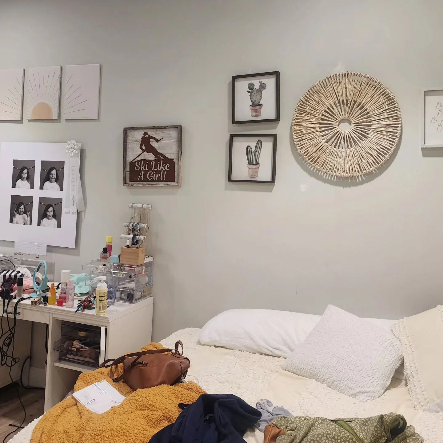 Still one of my favorite teen room makeovers! 🌊✨ We transformed a catch-all room into the ultimate beach-inspired retreat. From the cozy couch and vanity with perfect lighting to organized storage and all the coastal vibes, every detail was designed