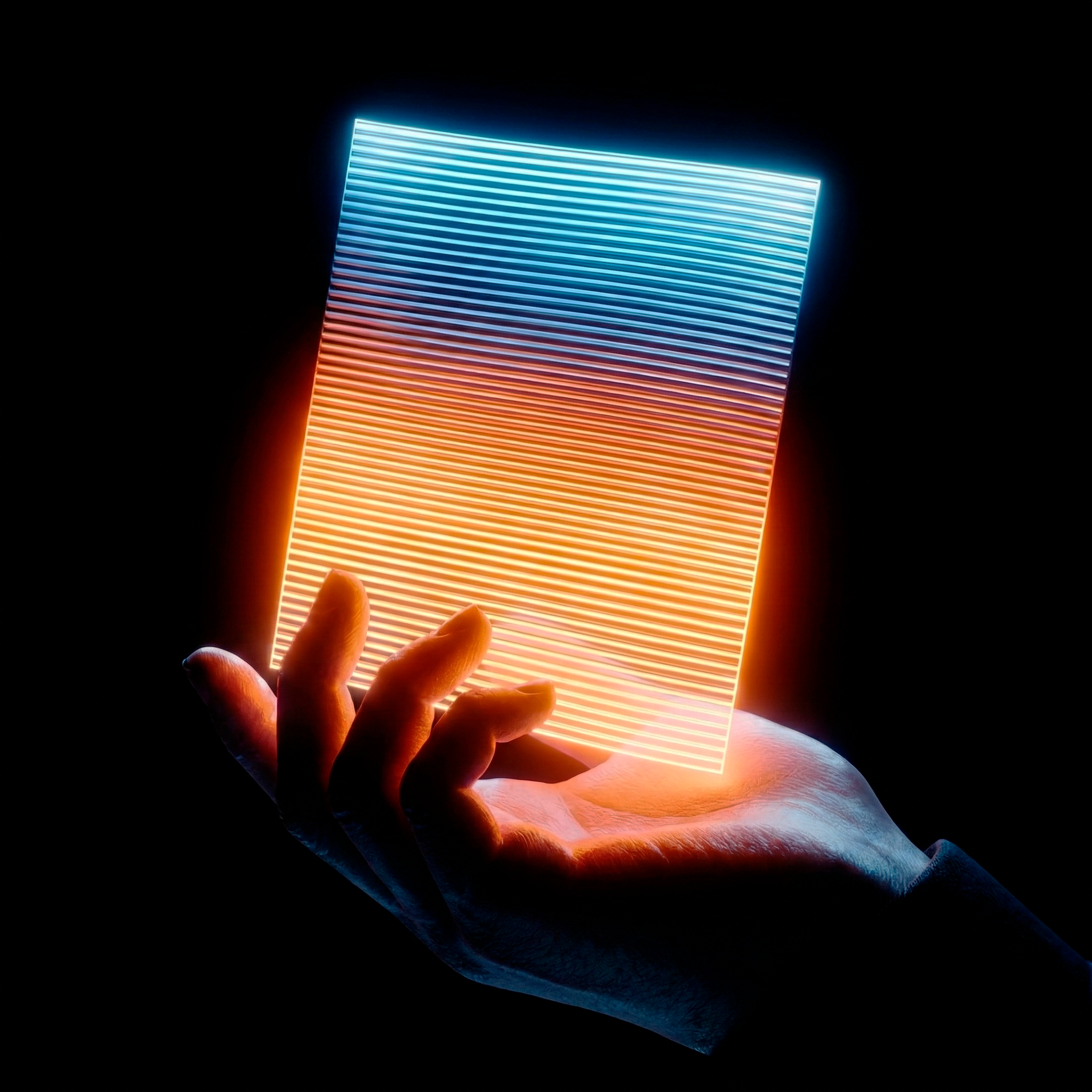 Mano sosteniendo una placa de luz con líneas en colores azul, blanco y rojo, en un fondo negro.