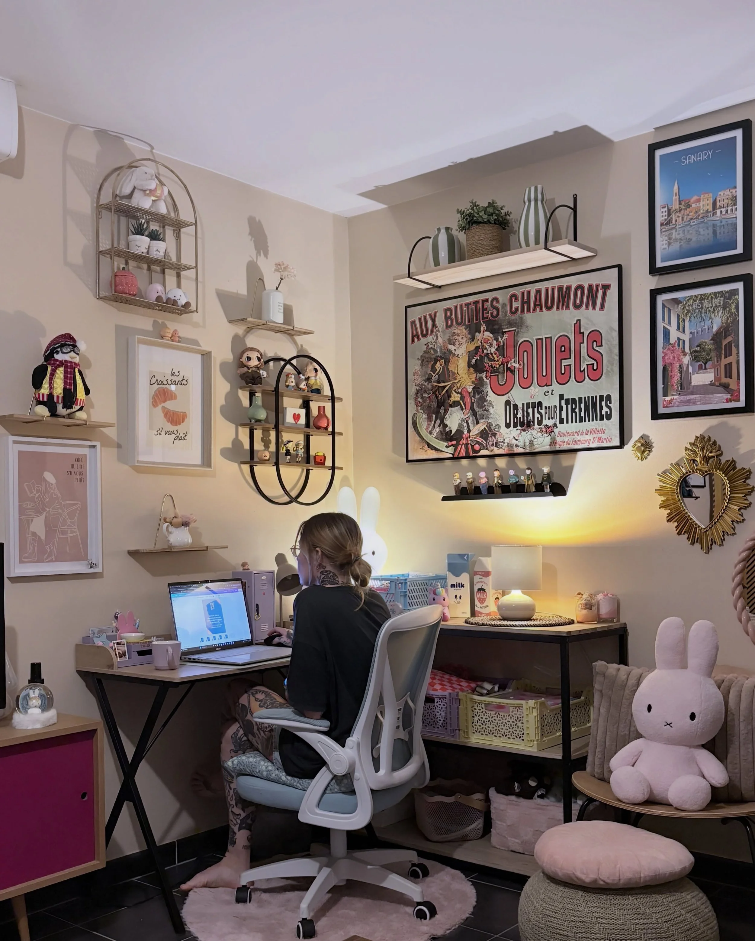 Bienvenue dans le QG de La Box Digitale by A. 🌙
Un univers bien &agrave; moi, o&ugrave; chaque d&eacute;tail a &eacute;t&eacute; choisi avec soin. Pas tr&egrave;s conventionnel, je te l&rsquo;accorde, mais c&rsquo;est ici que tout se passe. 💛

#LaB