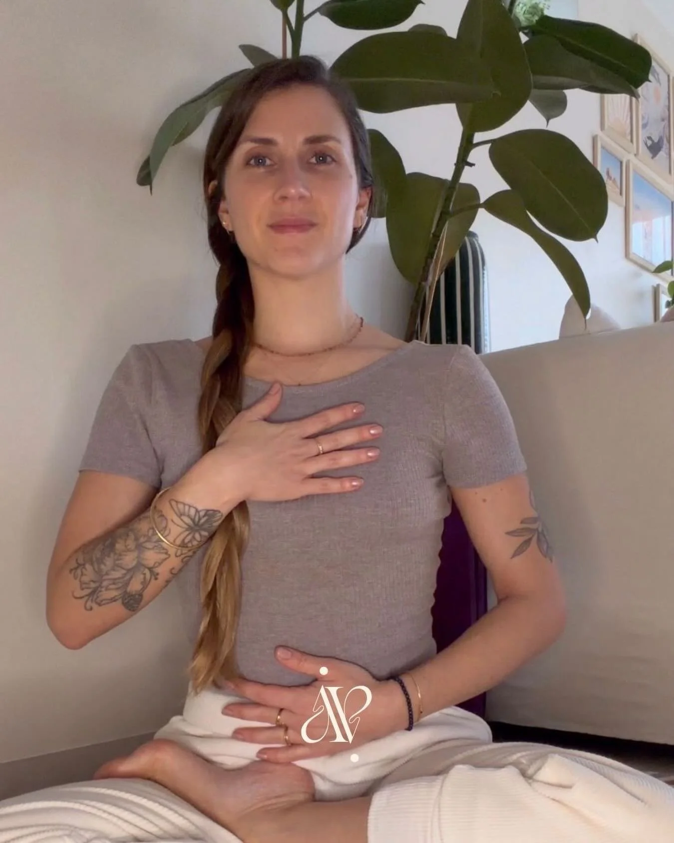 J&rsquo;ai cr&eacute;&eacute; cet espace comme un refuge.

Un lieu pour ralentir.
Pour respirer.
Pour revenir &agrave; soi.

Pendant longtemps, j&rsquo;ai moi-m&ecirc;me cherch&eacute; cet endroit.
Un espace o&ugrave; je pouvais d&eacute;poser ce que