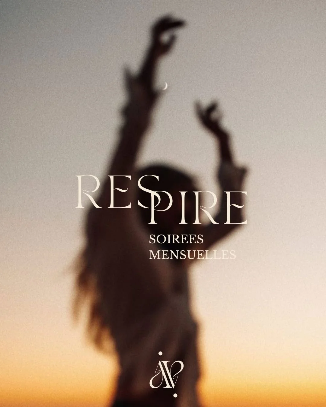 Une silhouette floue d'une personne levant les bras, avec un ciel de coucher de soleil en arrière-plan. Le texte en français "Respire, Soirees Mensuelles" est superposé.